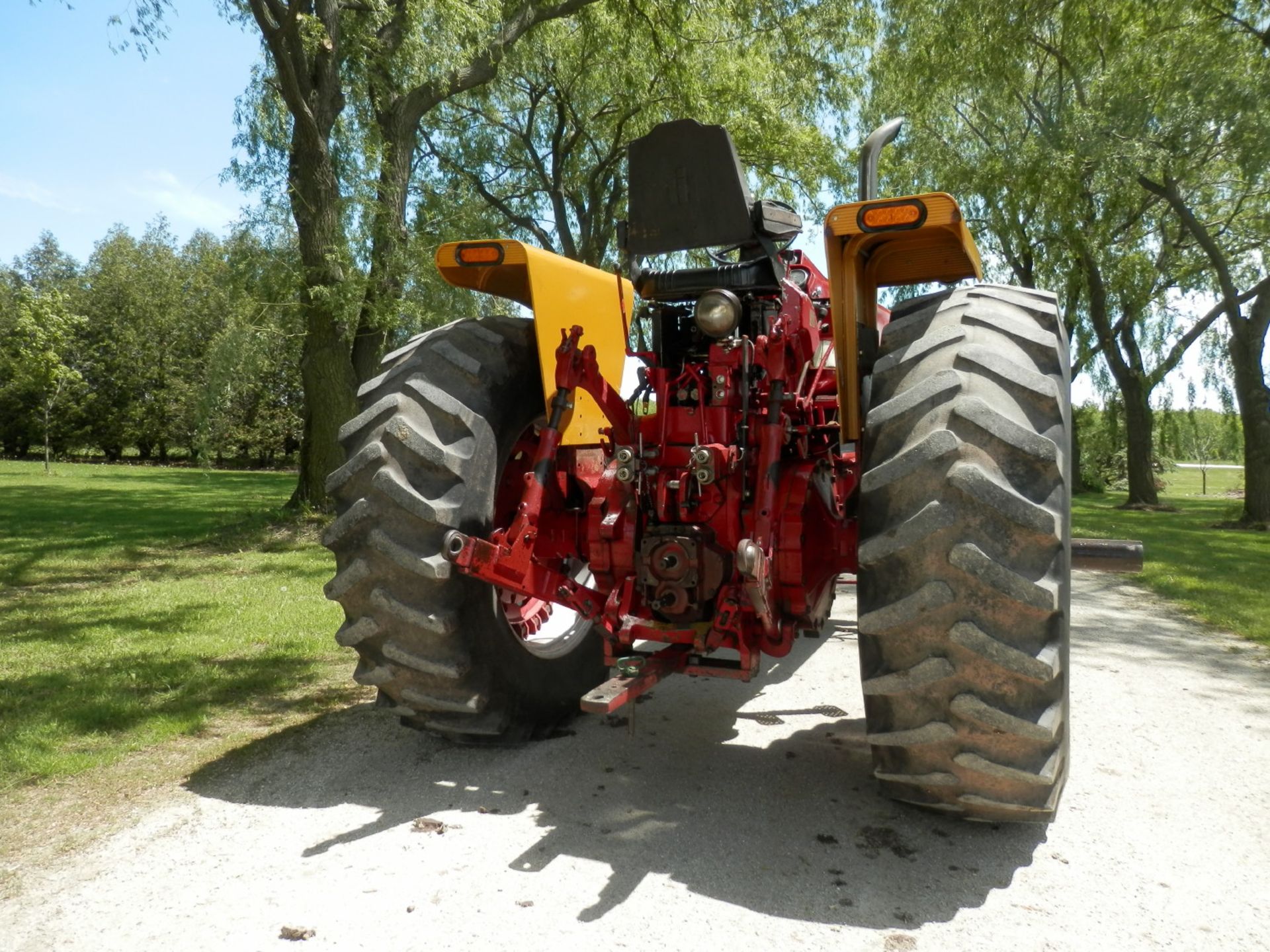 INTERNATIONAL FARMALL 1566 OPEN PLATFORM 2WD TRACTOR - Image 4 of 17