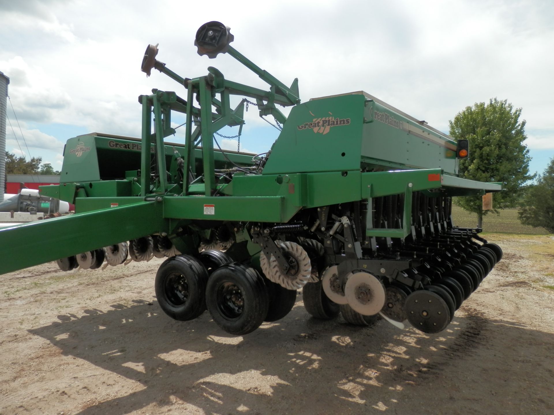 GREAT PLAINS 2410NT 24' FOLDING NO TILL DRILL - Image 5 of 17