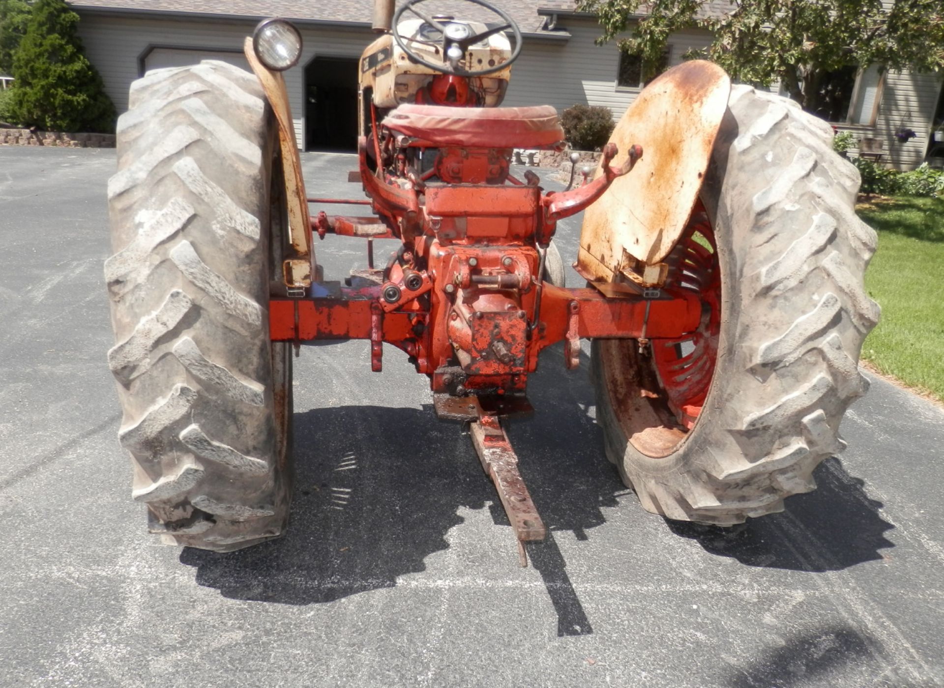 CASE 630 TRIPL RANGE DRIVE TRACTOR - Image 4 of 9