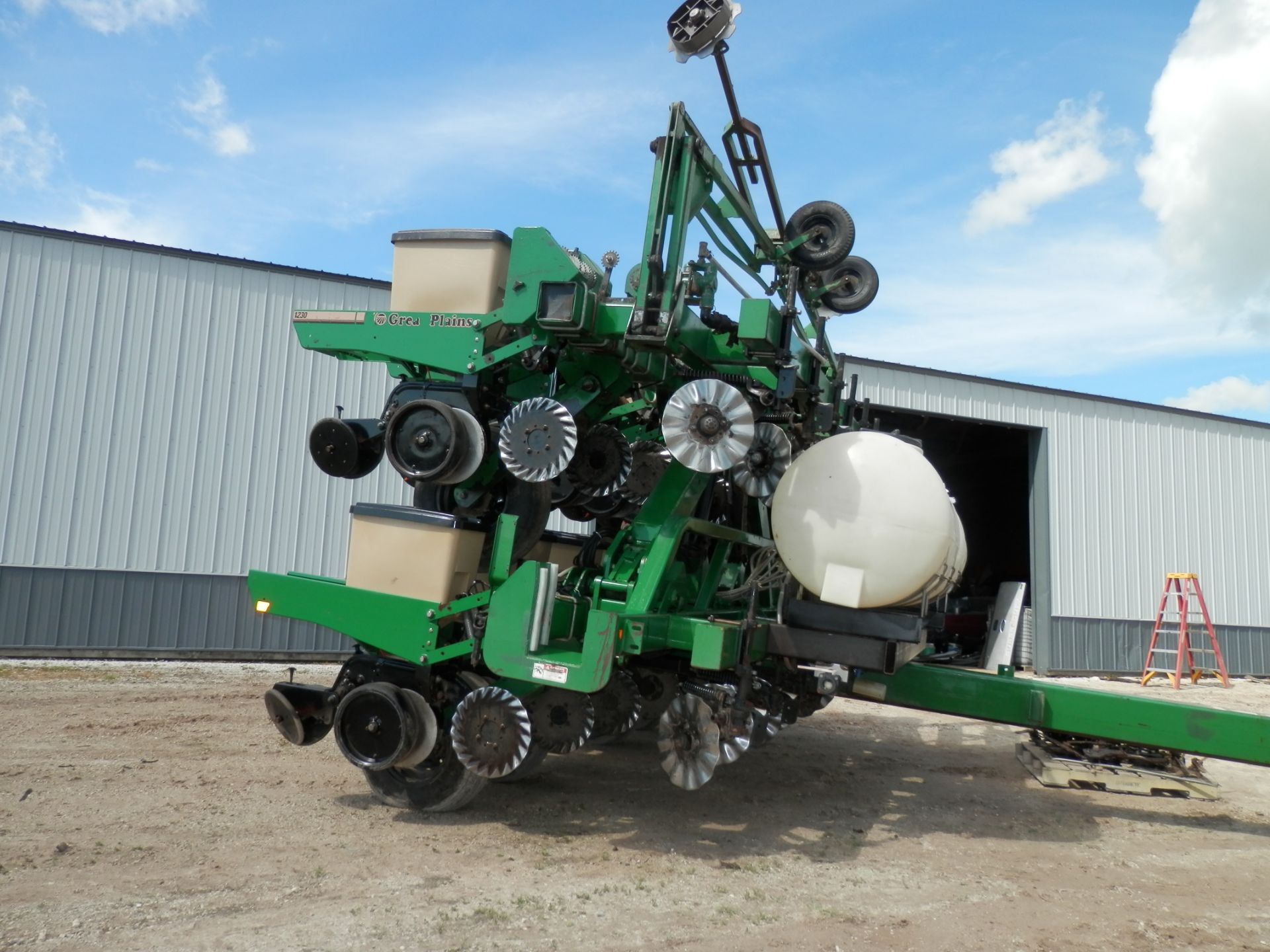 GREAT PLAINS PT1230 12R FOLDING PLANTER - Image 5 of 15