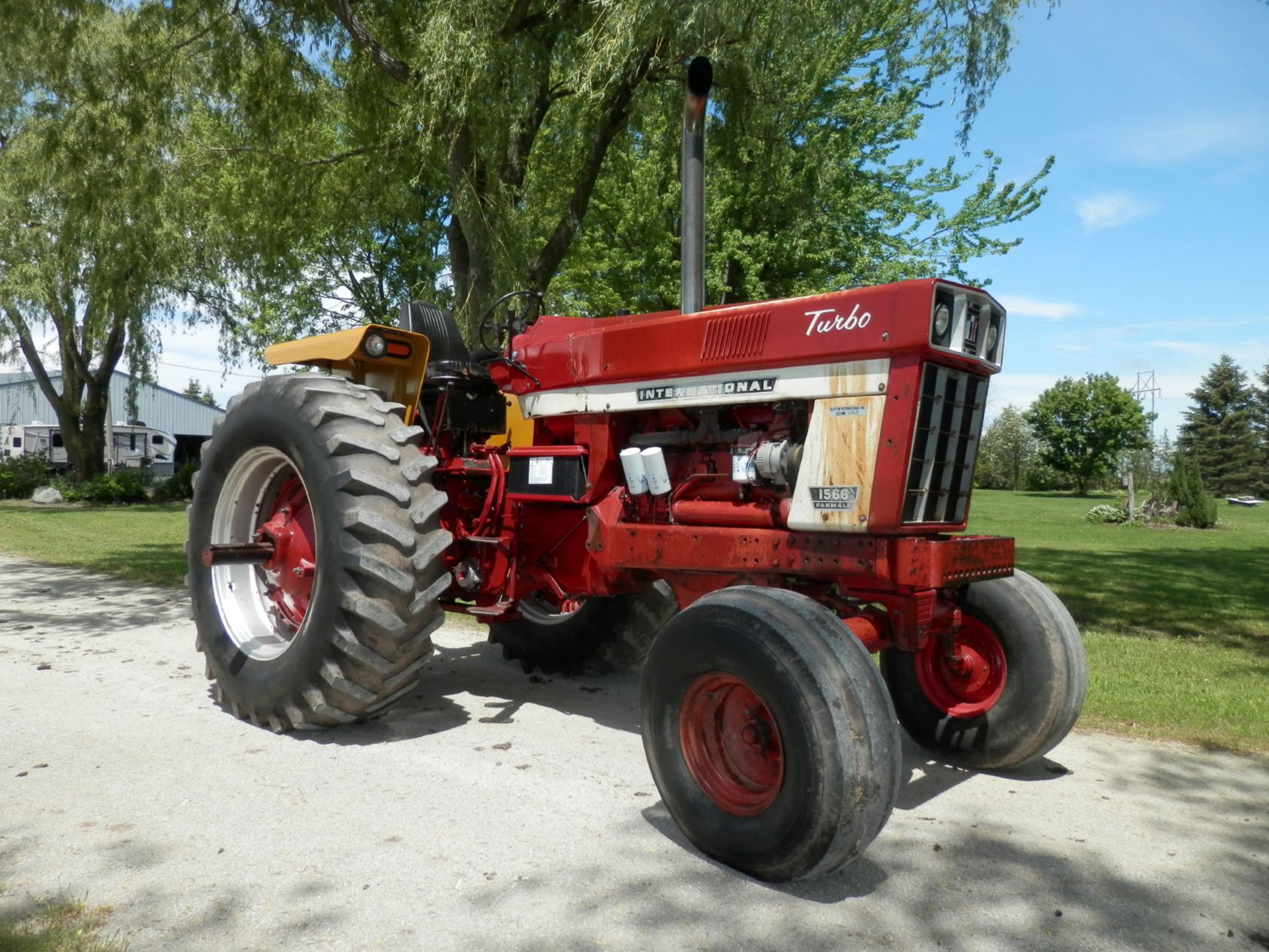 INTERNATIONAL FARMALL 1566 OPEN PLATFORM 2WD TRACTOR