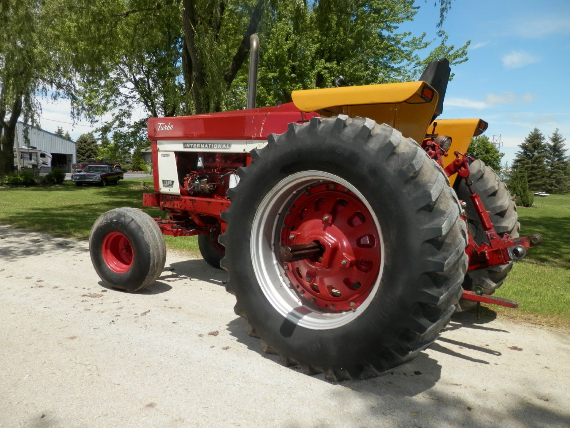 INTERNATIONAL FARMALL 1566 OPEN PLATFORM 2WD TRACTOR - Image 10 of 17