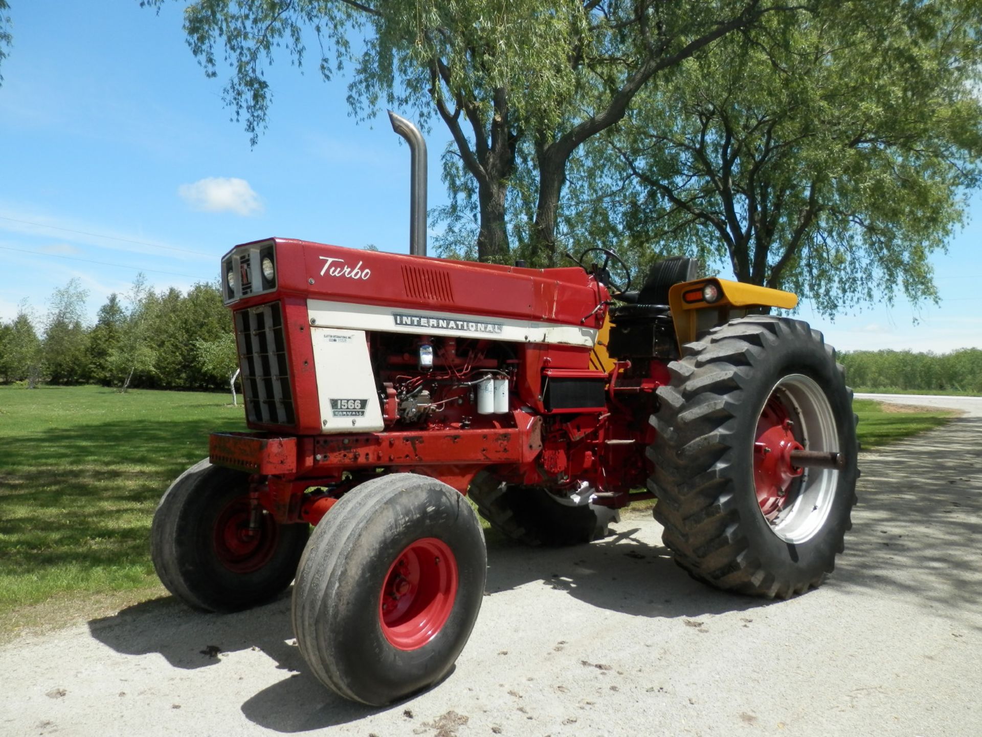 INTERNATIONAL FARMALL 1566 OPEN PLATFORM 2WD TRACTOR - Image 8 of 17