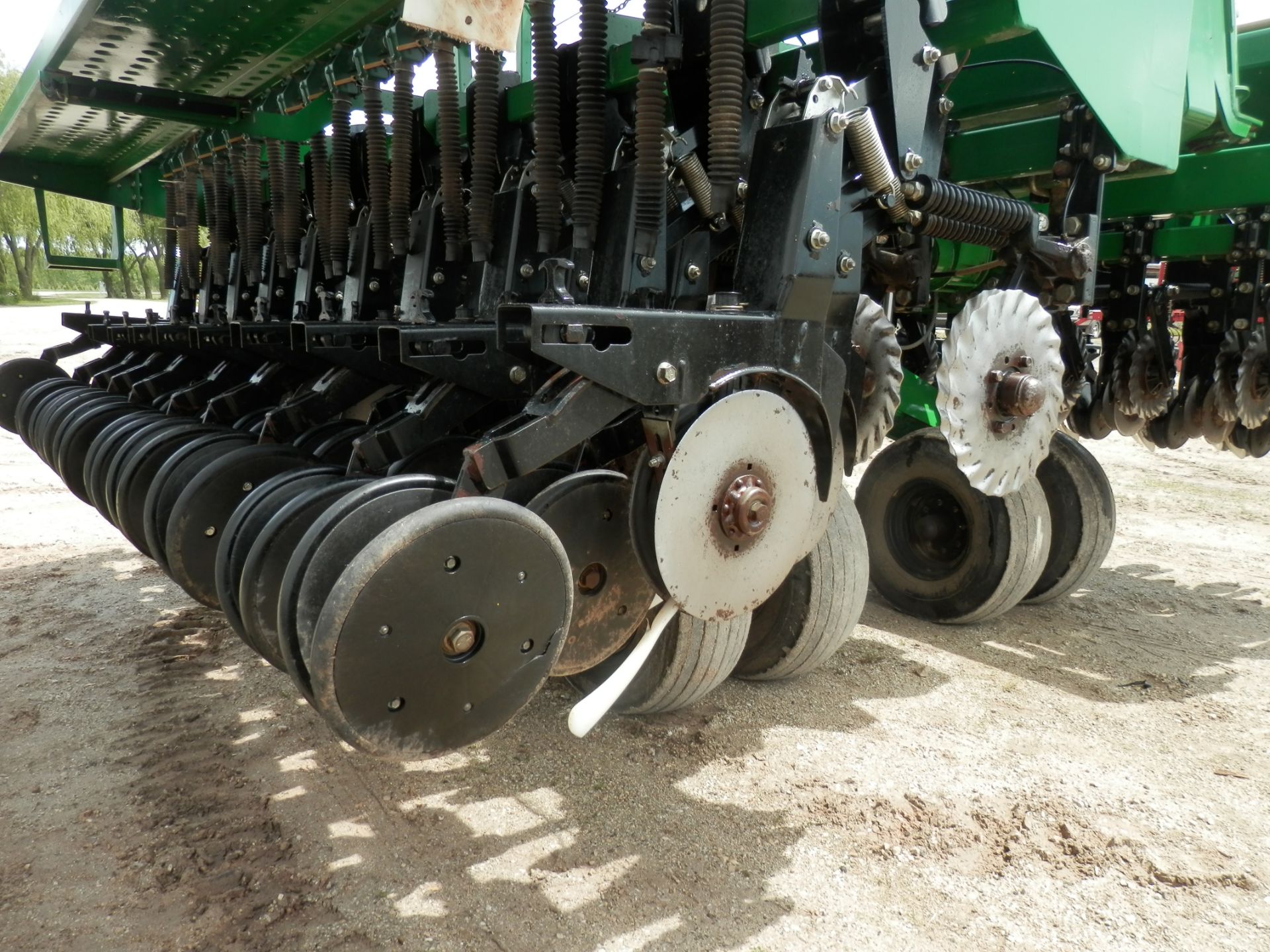 GREAT PLAINS 2410NT 24' FOLDING NO TILL DRILL - Image 9 of 17