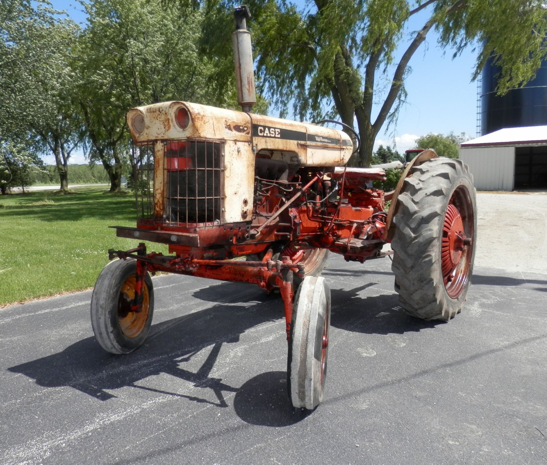 CASE 630 TRIPL RANGE DRIVE TRACTOR - Image 2 of 9