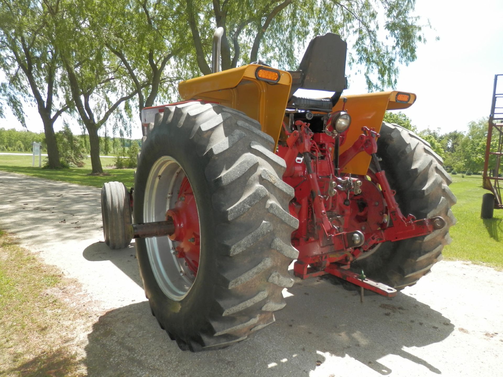 INTERNATIONAL FARMALL 1566 OPEN PLATFORM 2WD TRACTOR - Image 6 of 17