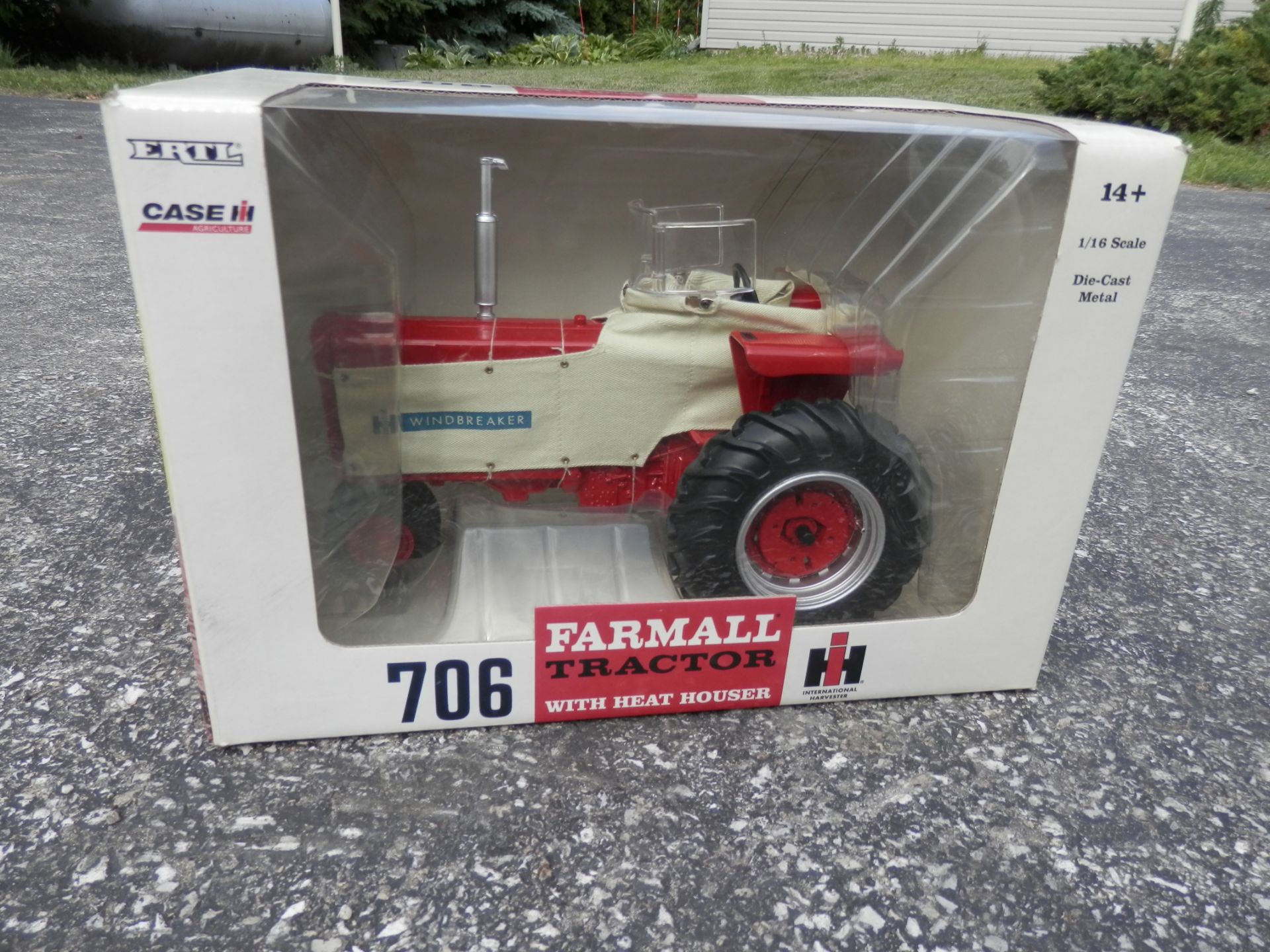 ERTL FARMALL 706 w/HEAT HOUSER DIE CAST 1/16 MODEL, NIB