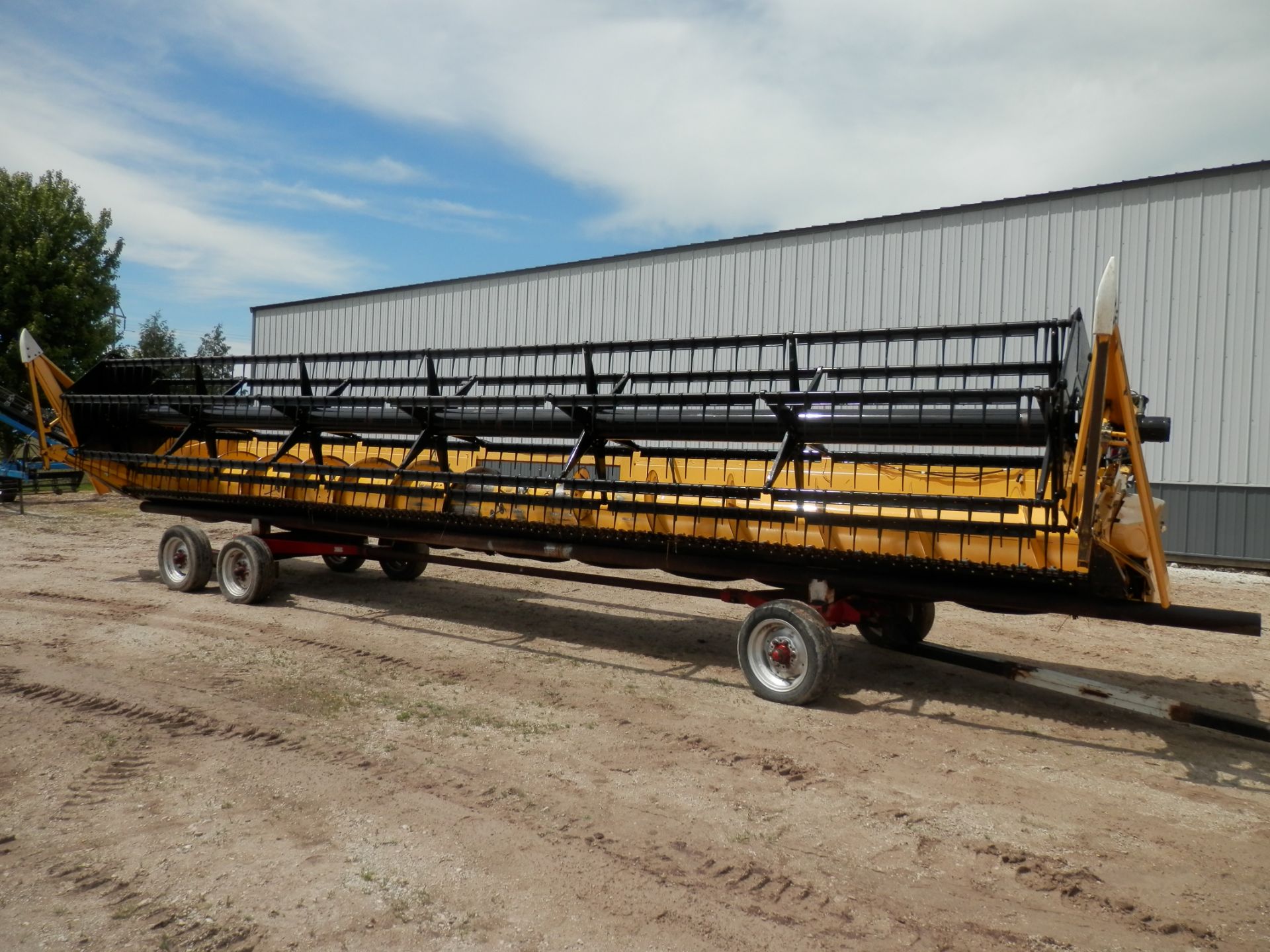 NEW HOLLAND 73C 30' GRAIN PLATFORM - Image 2 of 20