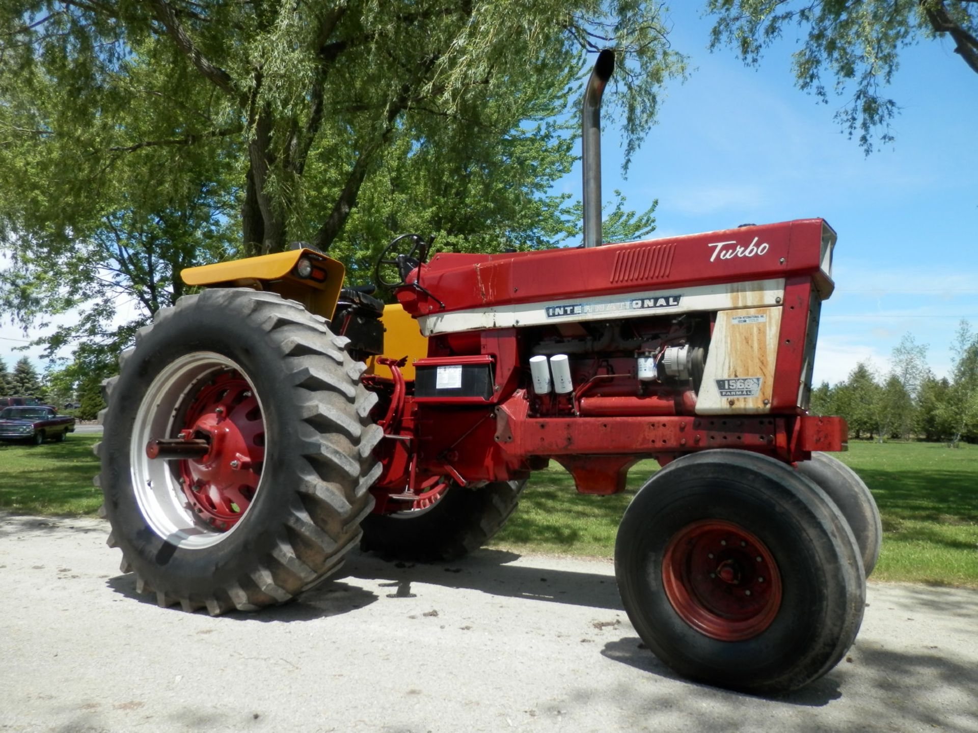 INTERNATIONAL FARMALL 1566 OPEN PLATFORM 2WD TRACTOR - Image 2 of 17