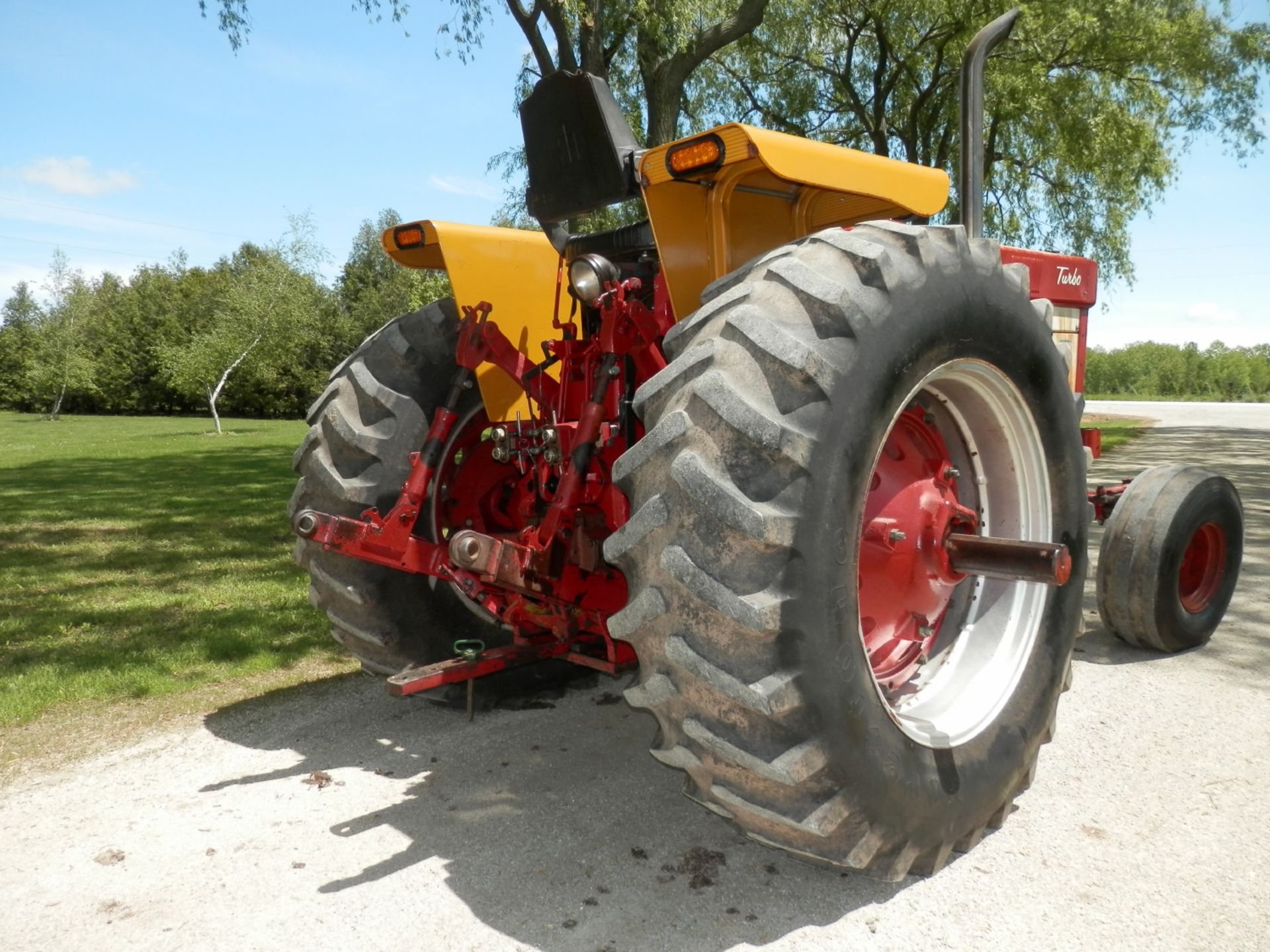 INTERNATIONAL FARMALL 1566 OPEN PLATFORM 2WD TRACTOR - Image 5 of 17