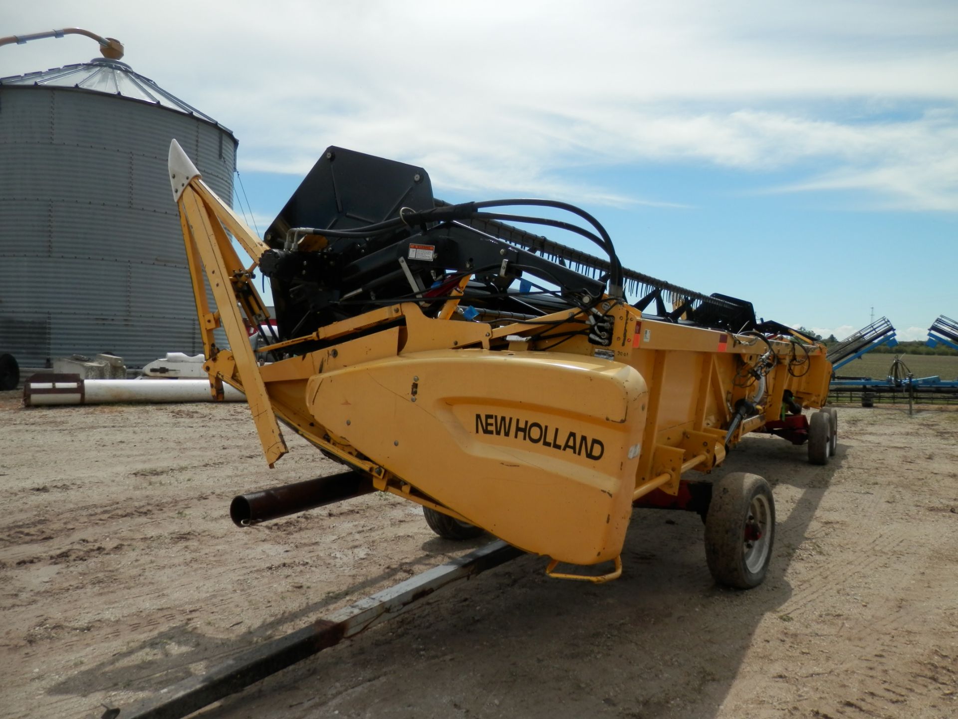 NEW HOLLAND 73C 30' GRAIN PLATFORM - Image 8 of 20