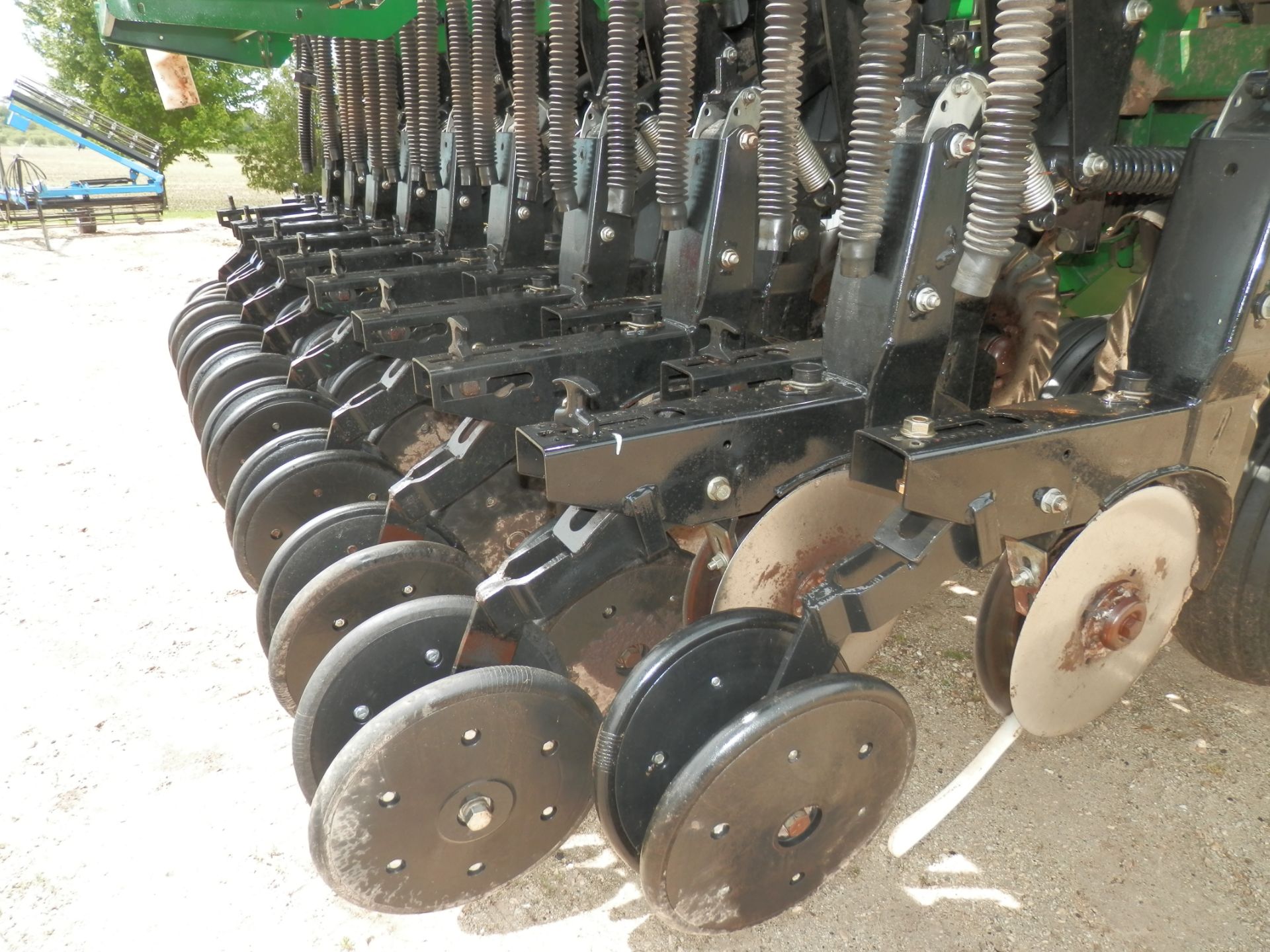 GREAT PLAINS 2410NT 24' FOLDING NO TILL DRILL - Image 10 of 17