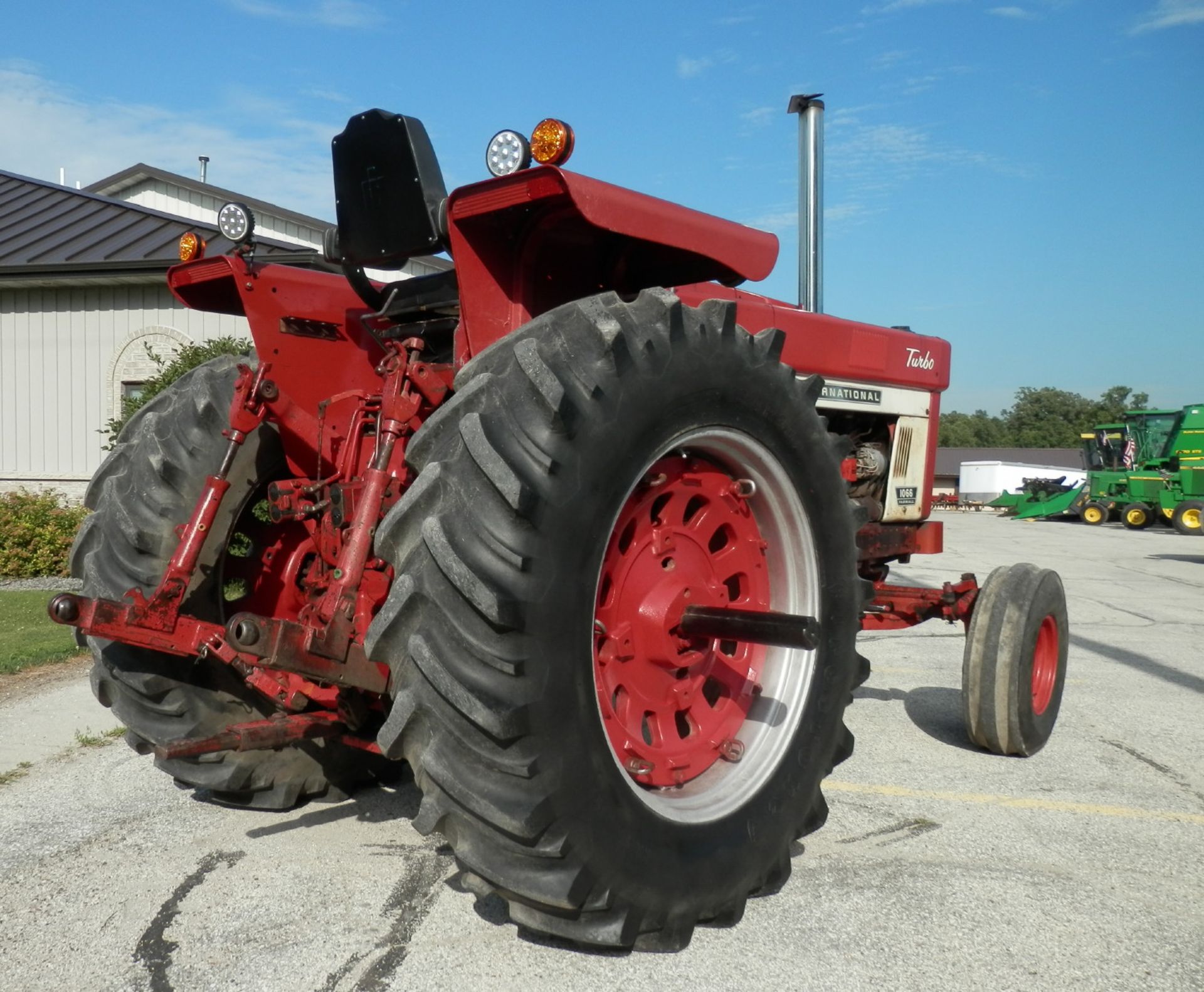 INTERNATIONAL 1066 DSL TURBO 2WD TRACTOR - Image 7 of 13
