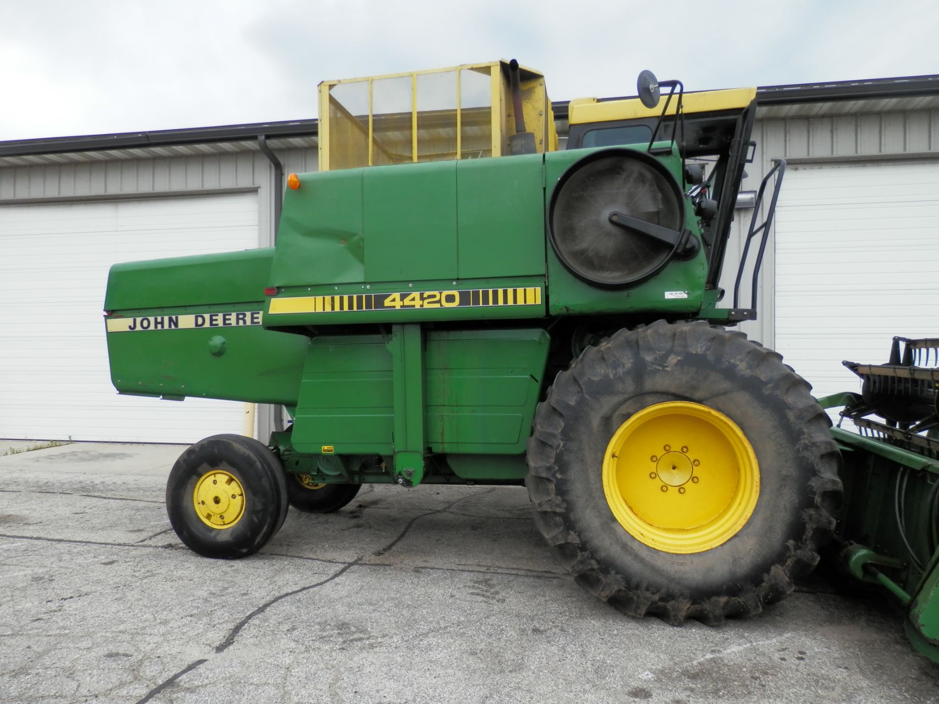 JOHN DEERE 4420 COMBINE - Image 2 of 14