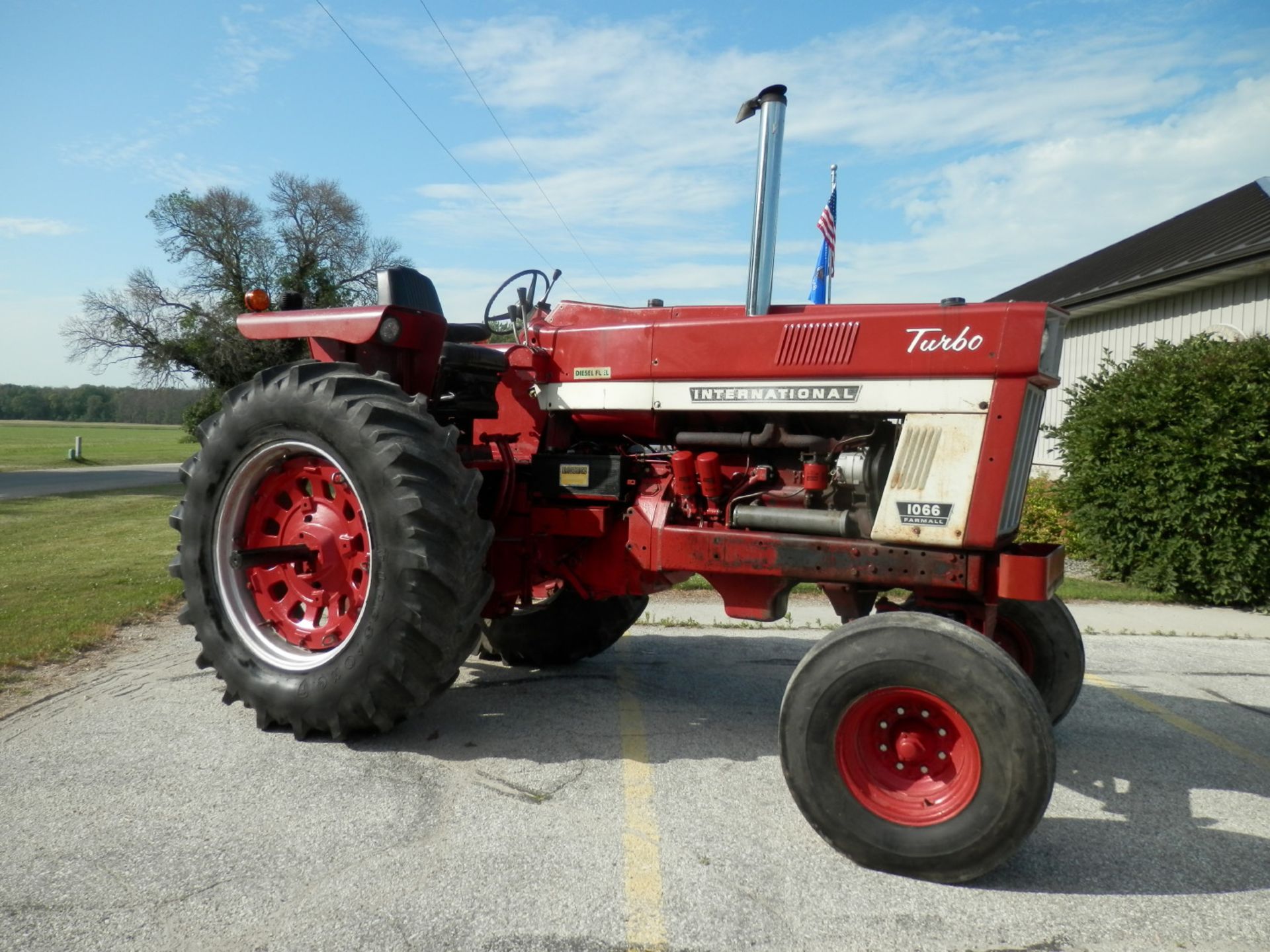 INTERNATIONAL 1066 DSL TURBO 2WD TRACTOR - Image 6 of 13