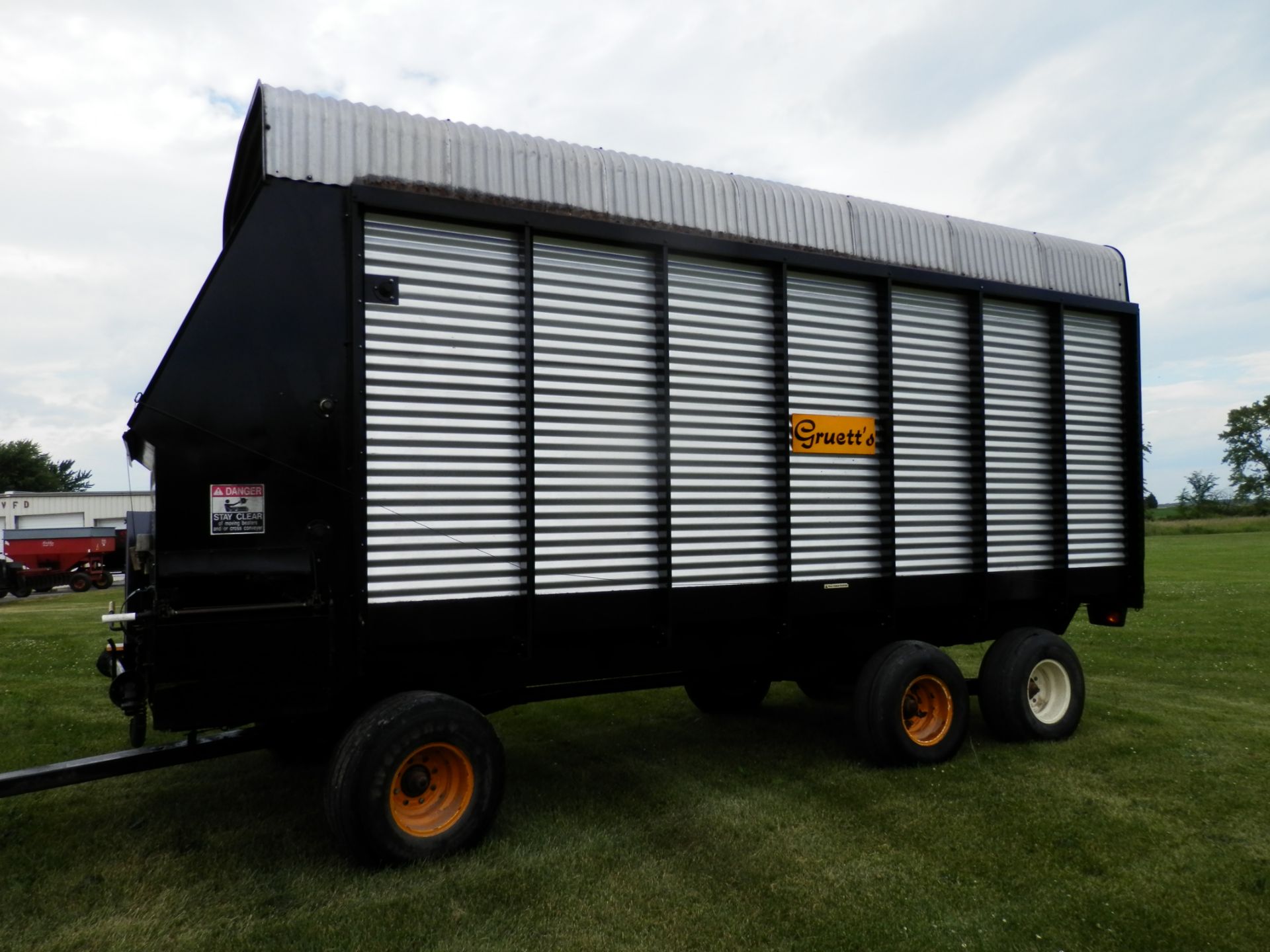GRUETTS 6900 VARIABLE SPEED 18' FORAGE WAGON - Image 2 of 9