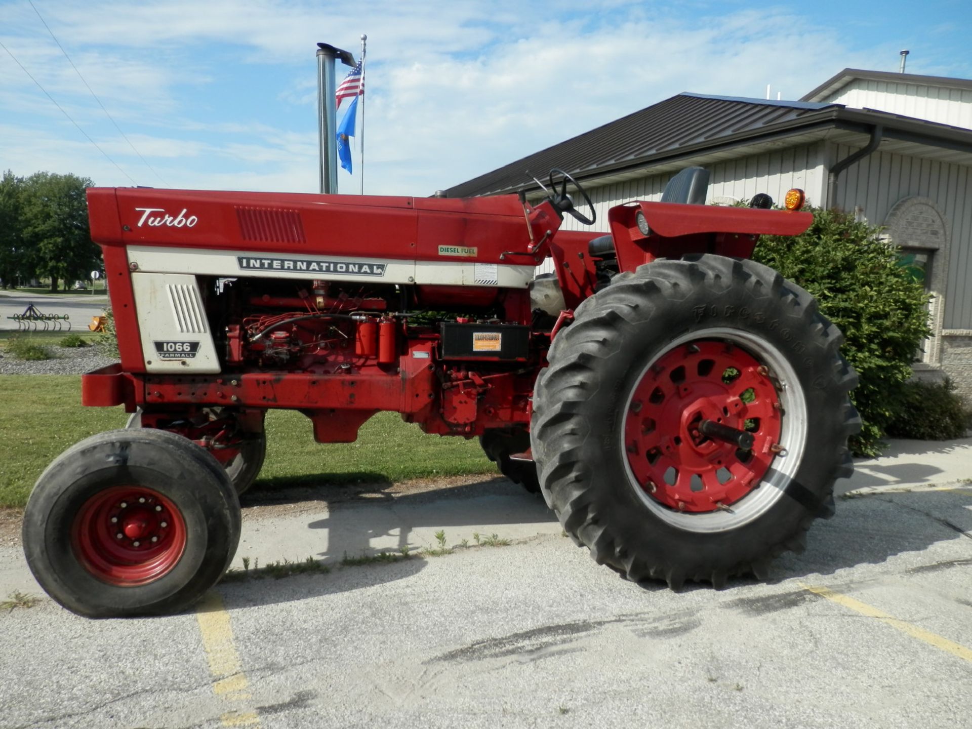 INTERNATIONAL 1066 DSL TURBO 2WD TRACTOR - Image 3 of 13