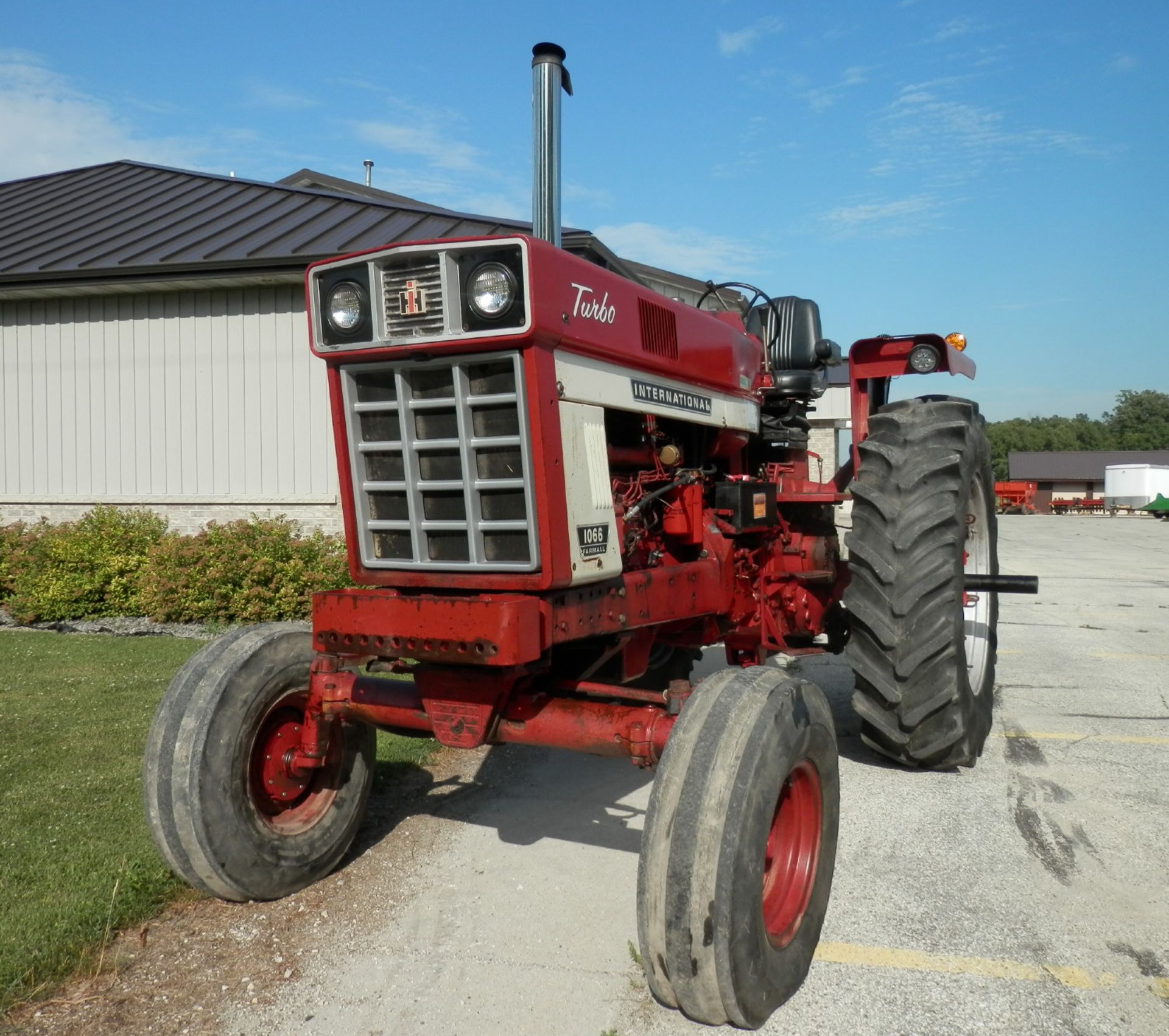 INTERNATIONAL 1066 DSL TURBO 2WD TRACTOR - Image 4 of 13