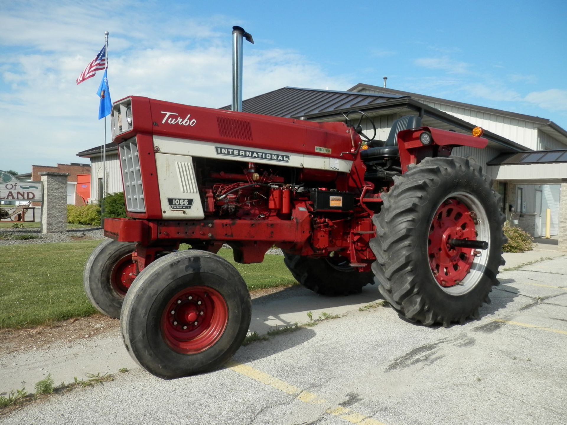 INTERNATIONAL 1066 DSL TURBO 2WD TRACTOR - Image 2 of 13