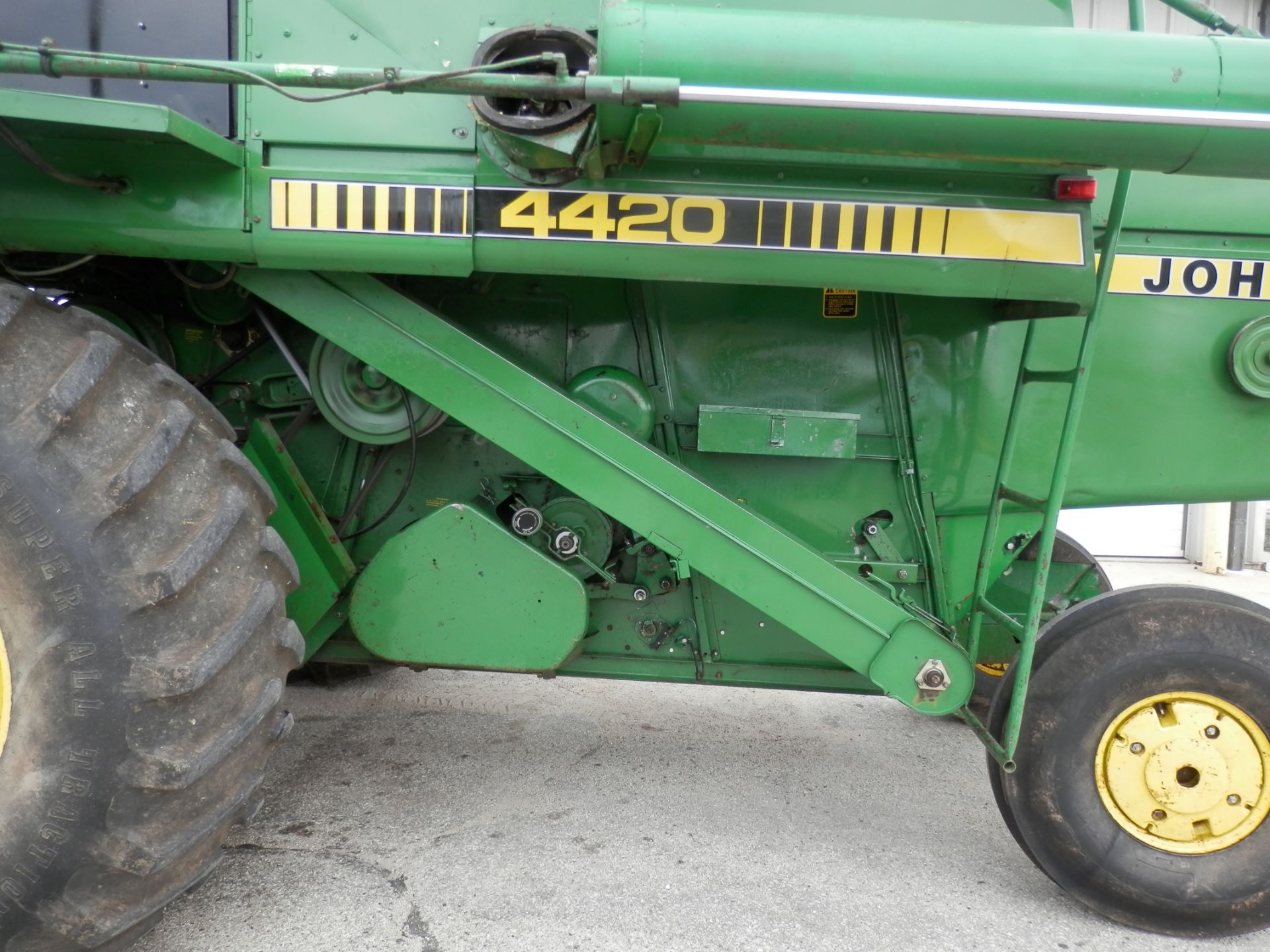 JOHN DEERE 4420 COMBINE - Image 12 of 14