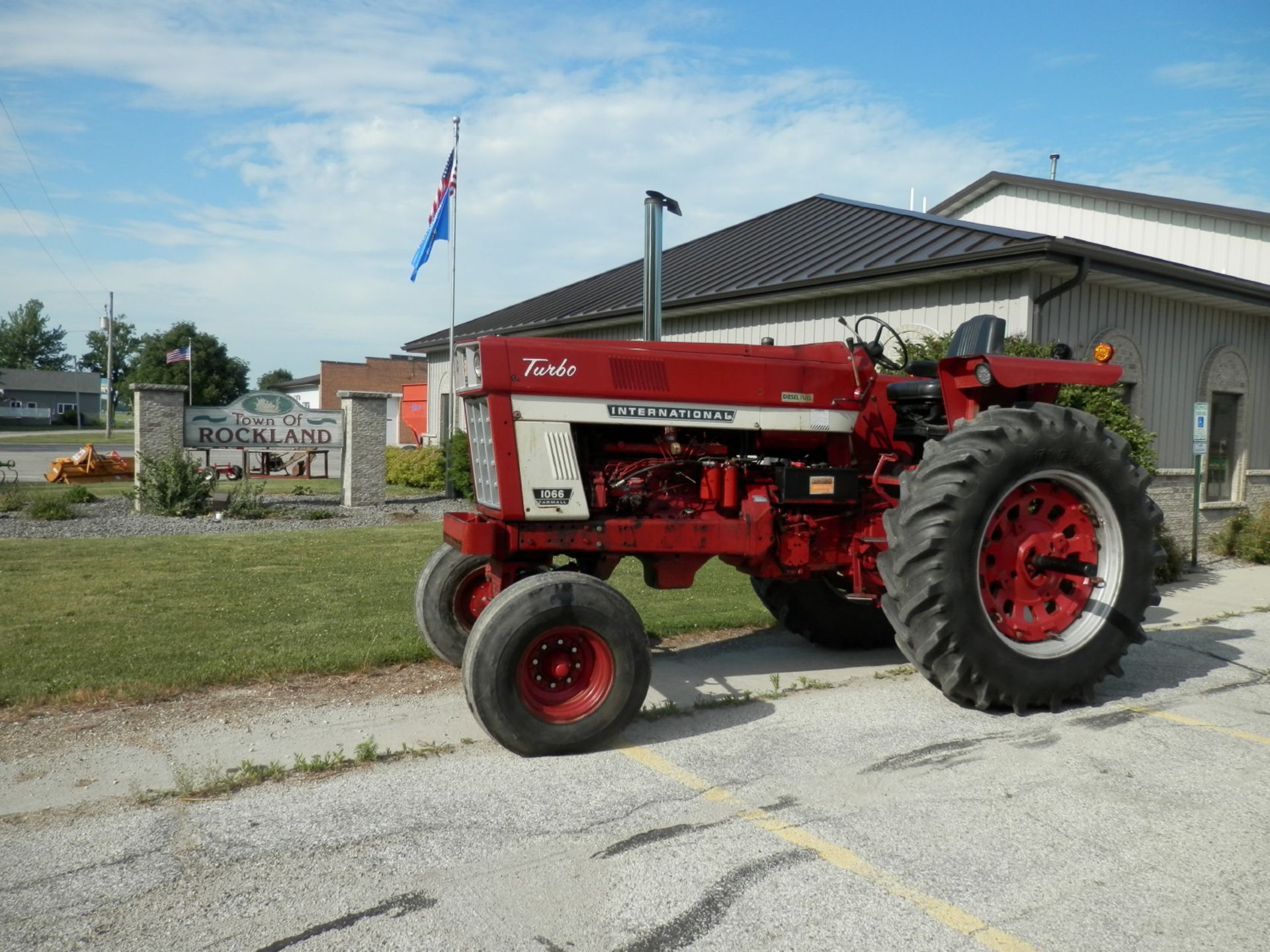 INTERNATIONAL 1066 DSL TURBO 2WD TRACTOR