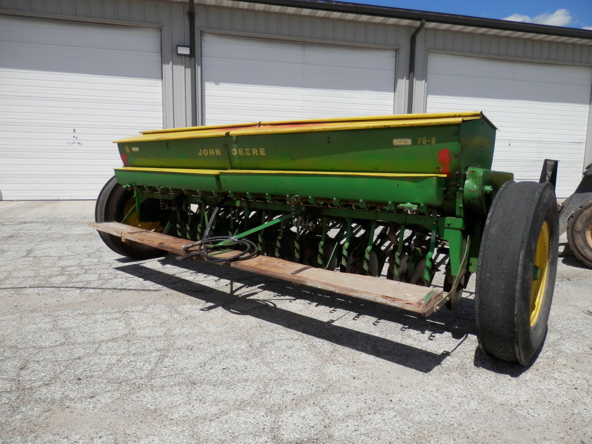 JOHN DEERE FB-B 10' GRAIN DRILL - Image 4 of 13