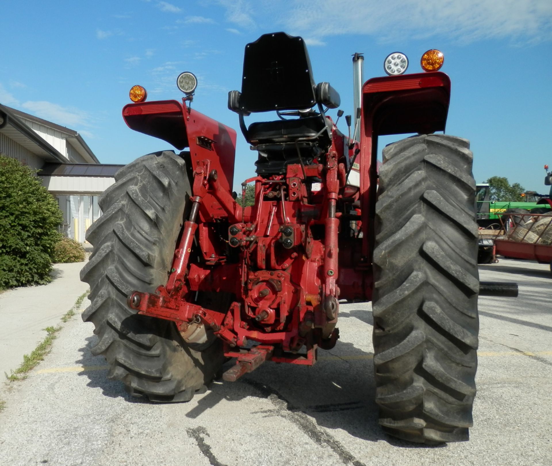 INTERNATIONAL 1066 DSL TURBO 2WD TRACTOR - Image 8 of 13