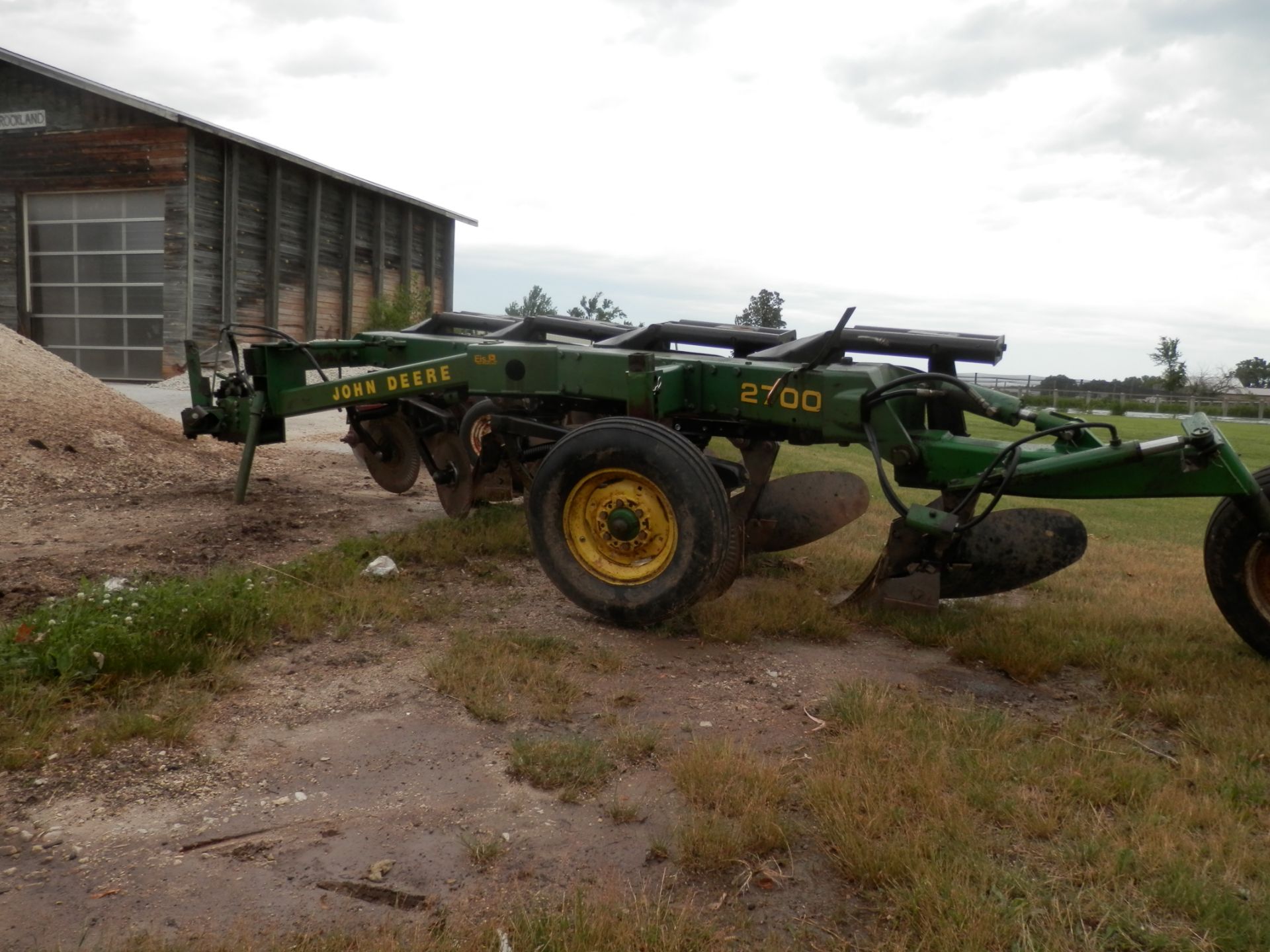 JD 2700 4X SAR VARI WIDTH PLOW - Image 4 of 6