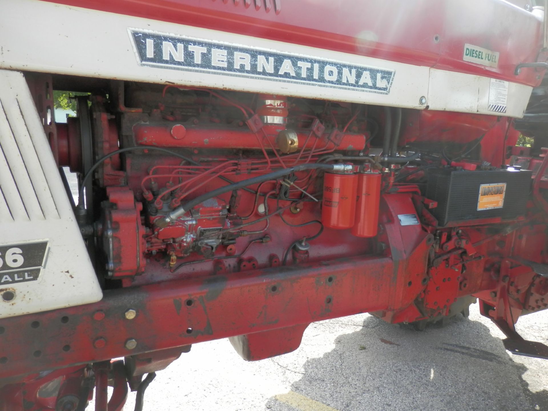 INTERNATIONAL 1066 DSL TURBO 2WD TRACTOR - Image 11 of 13