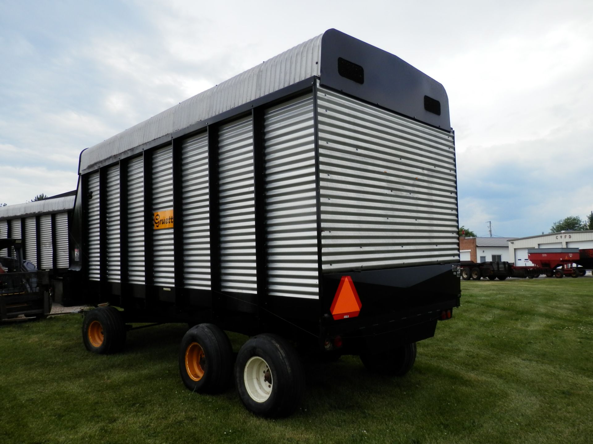 GRUETTS 6900 VARIABLE SPEED 18' FORAGE WAGON - Image 3 of 9