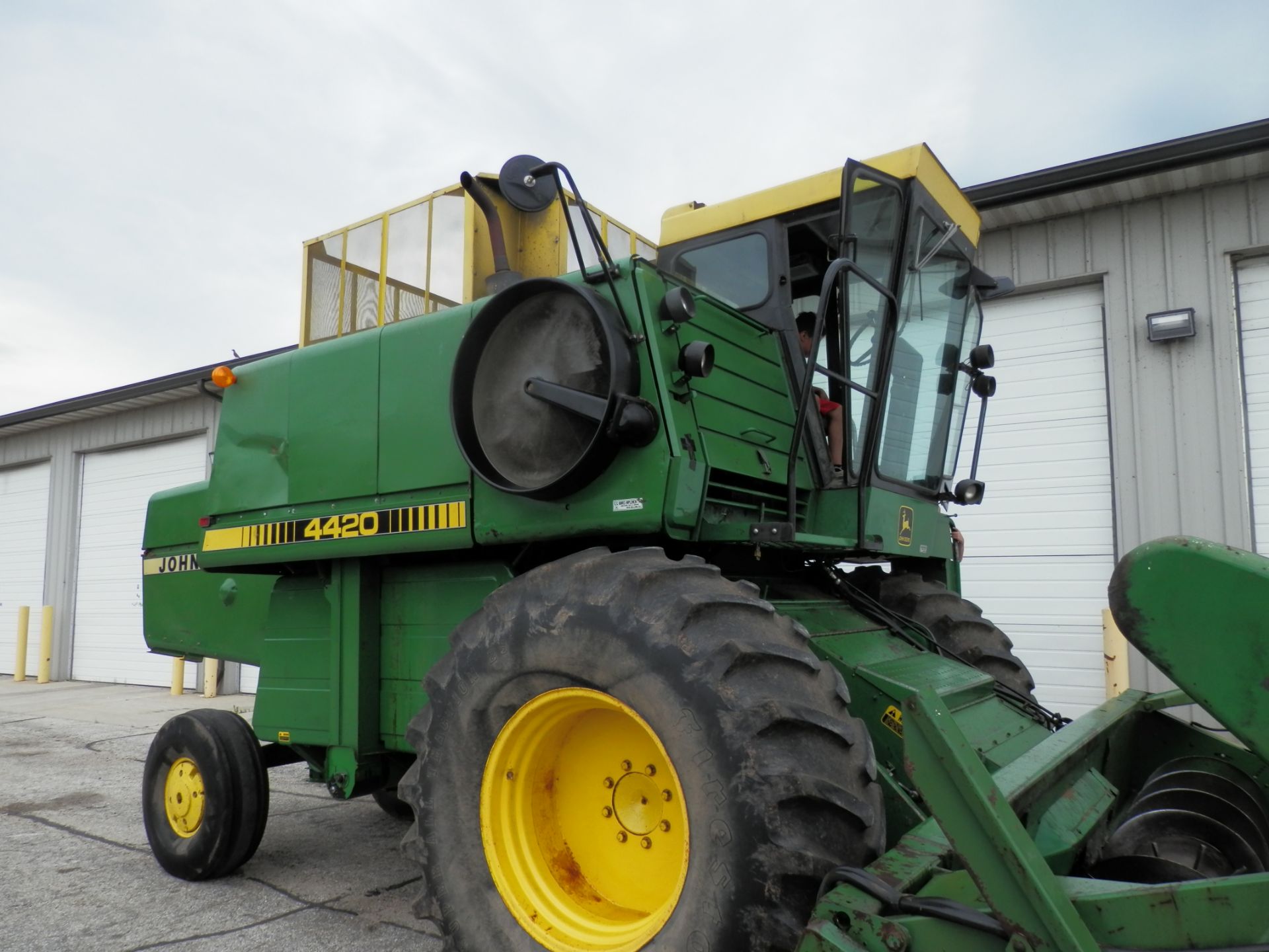 JOHN DEERE 4420 COMBINE - Image 3 of 14