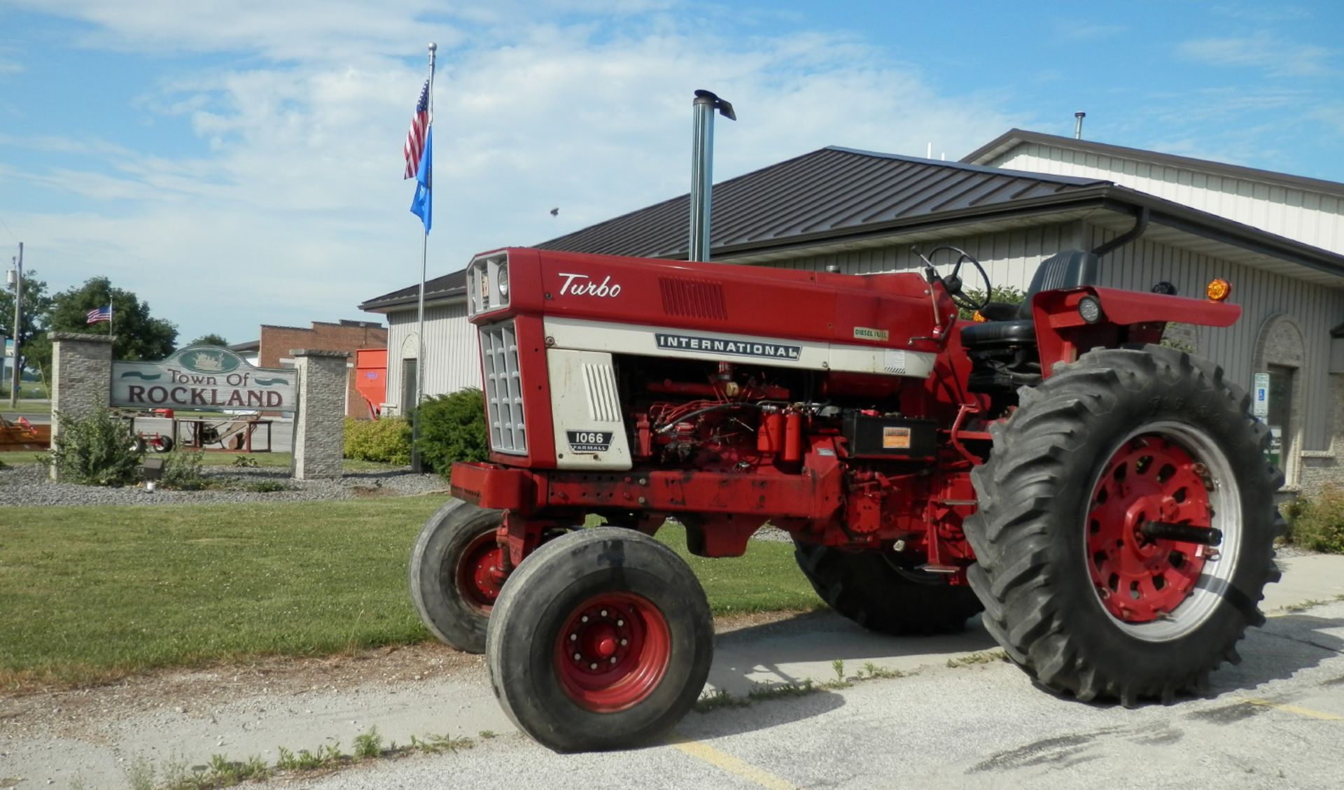 INTERNATIONAL 1066 DSL TURBO 2WD TRACTOR - Image 13 of 13