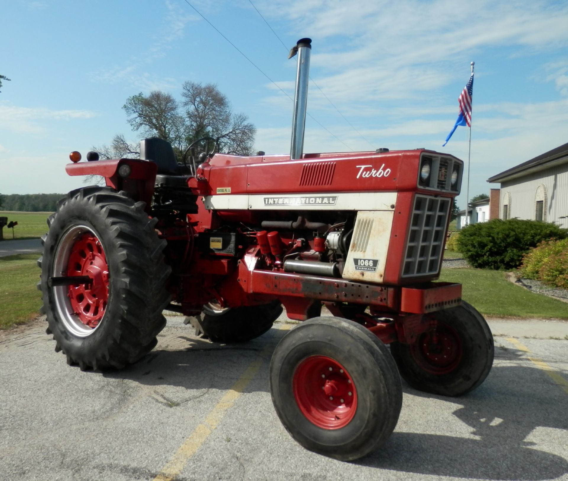 INTERNATIONAL 1066 DSL TURBO 2WD TRACTOR - Image 5 of 13