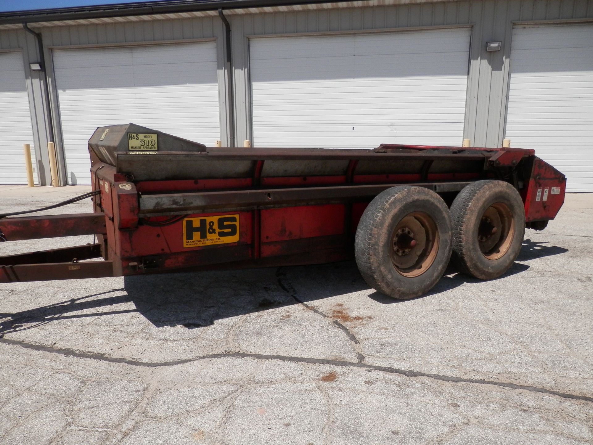 H&S 310 TANDEM AXLE MANURE SPREADER