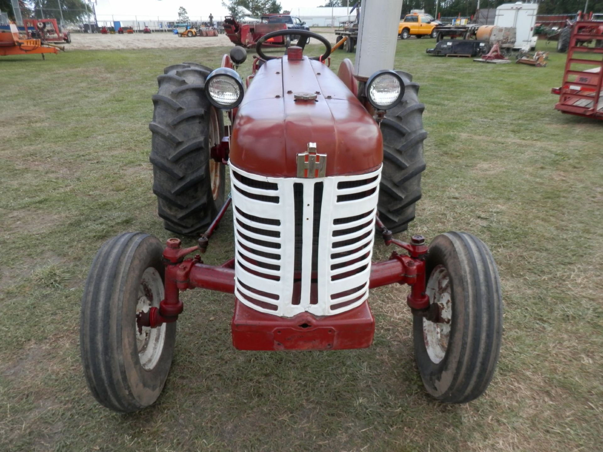 INTERNATIONAL 350 GAS UTILITY TRACTOR - Image 2 of 7