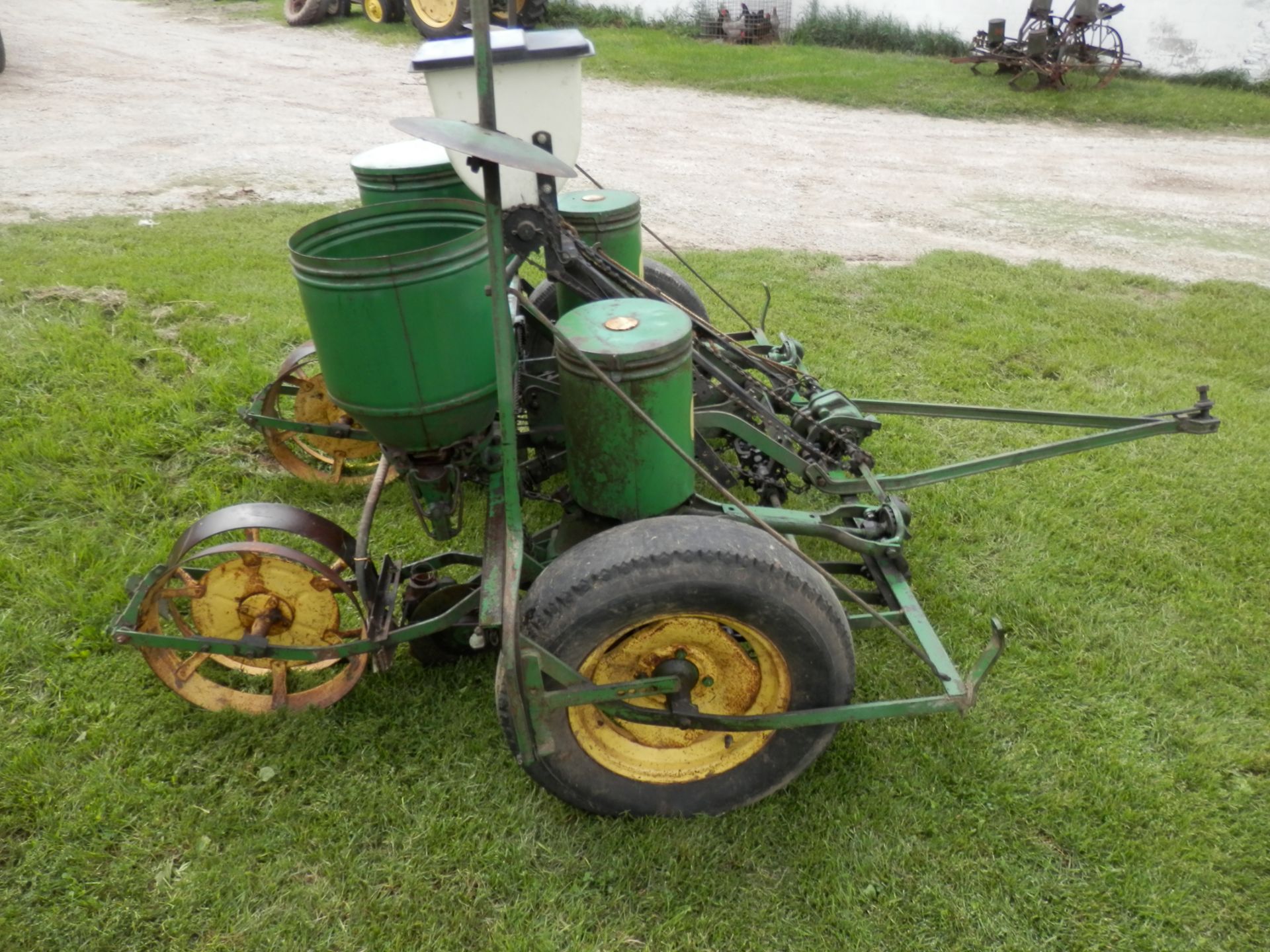 JOHN DEERE 290 2R CORN PLANTER - Image 2 of 8