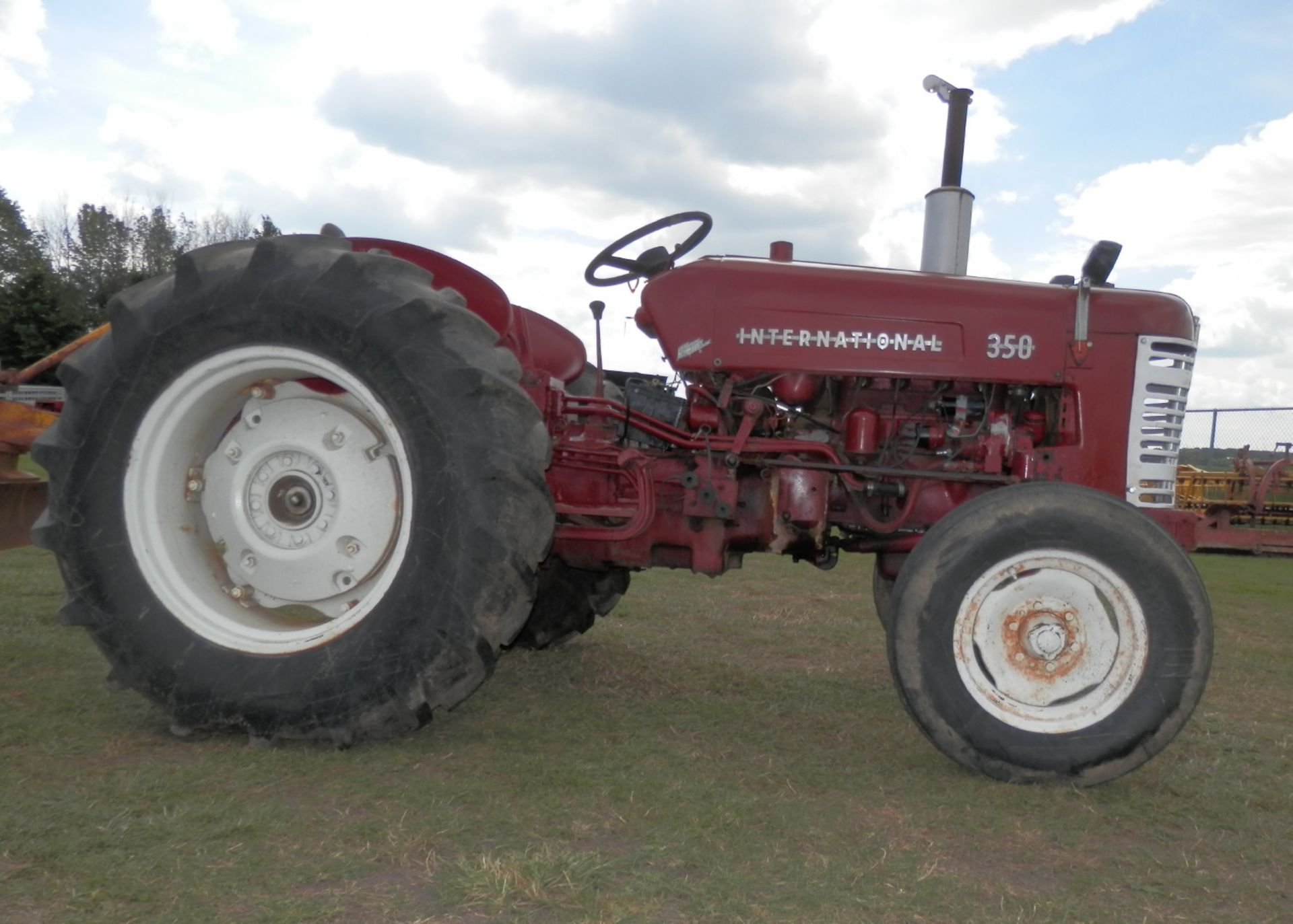 INTERNATIONAL 350 GAS UTILITY TRACTOR - Image 6 of 7