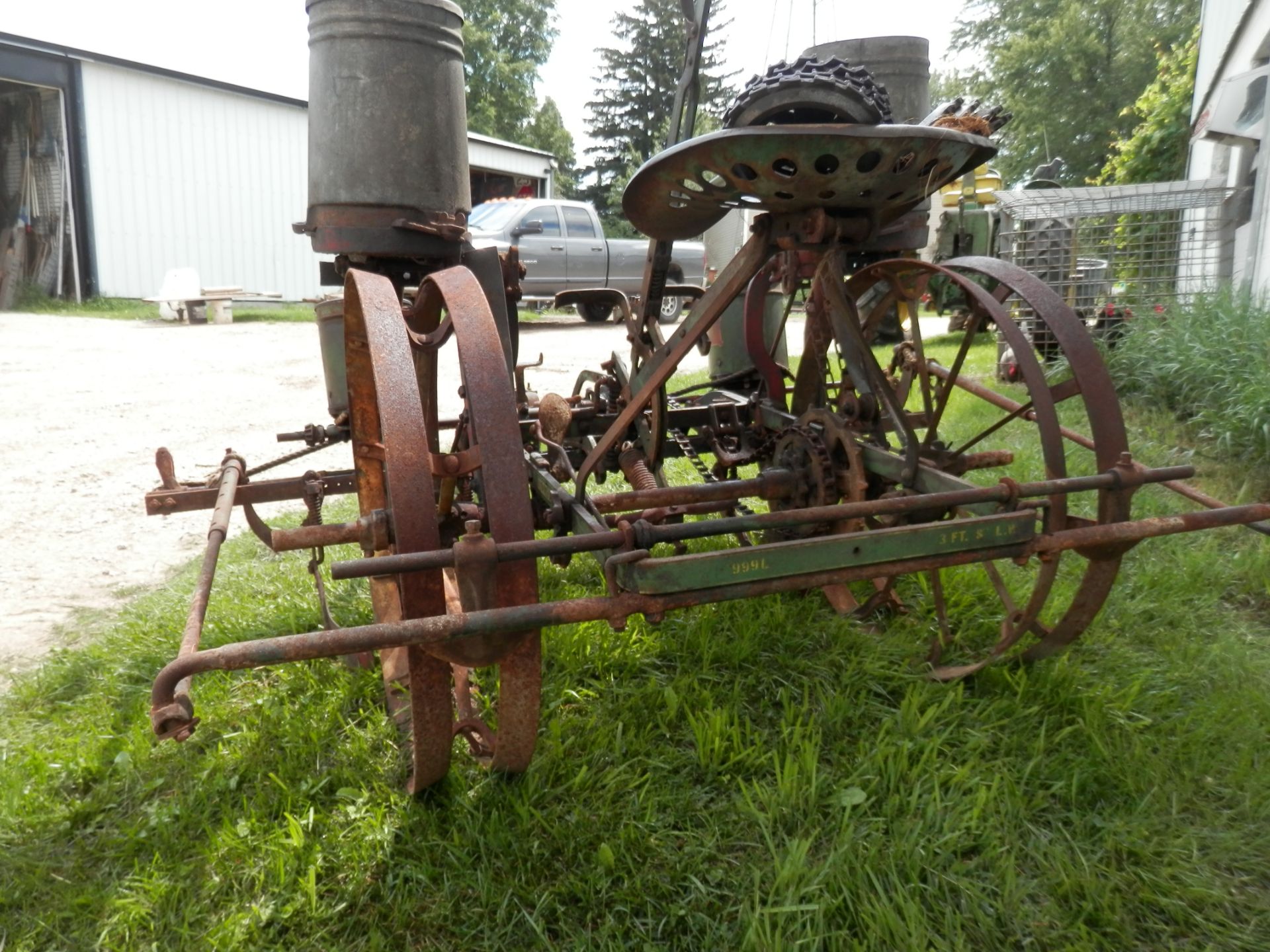 JOHN DEERE 999 2R ANTIQUE HORSE DRAWN PLANTER - Image 7 of 8