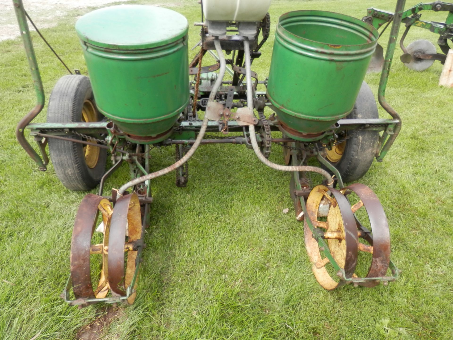 JOHN DEERE 290 2R CORN PLANTER - Image 4 of 8