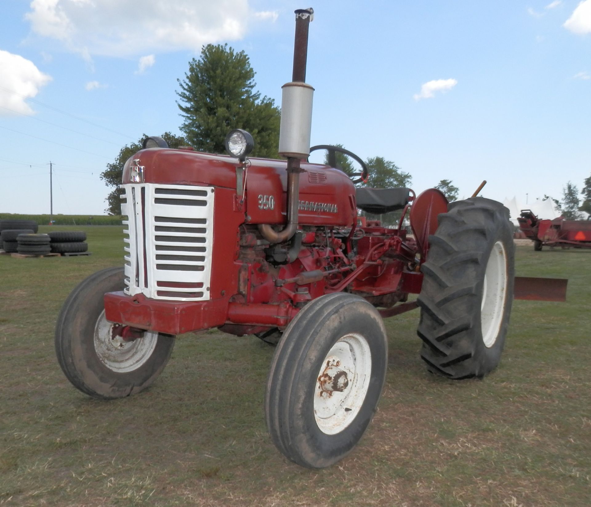 INTERNATIONAL 350 GAS UTILITY TRACTOR - Image 3 of 7