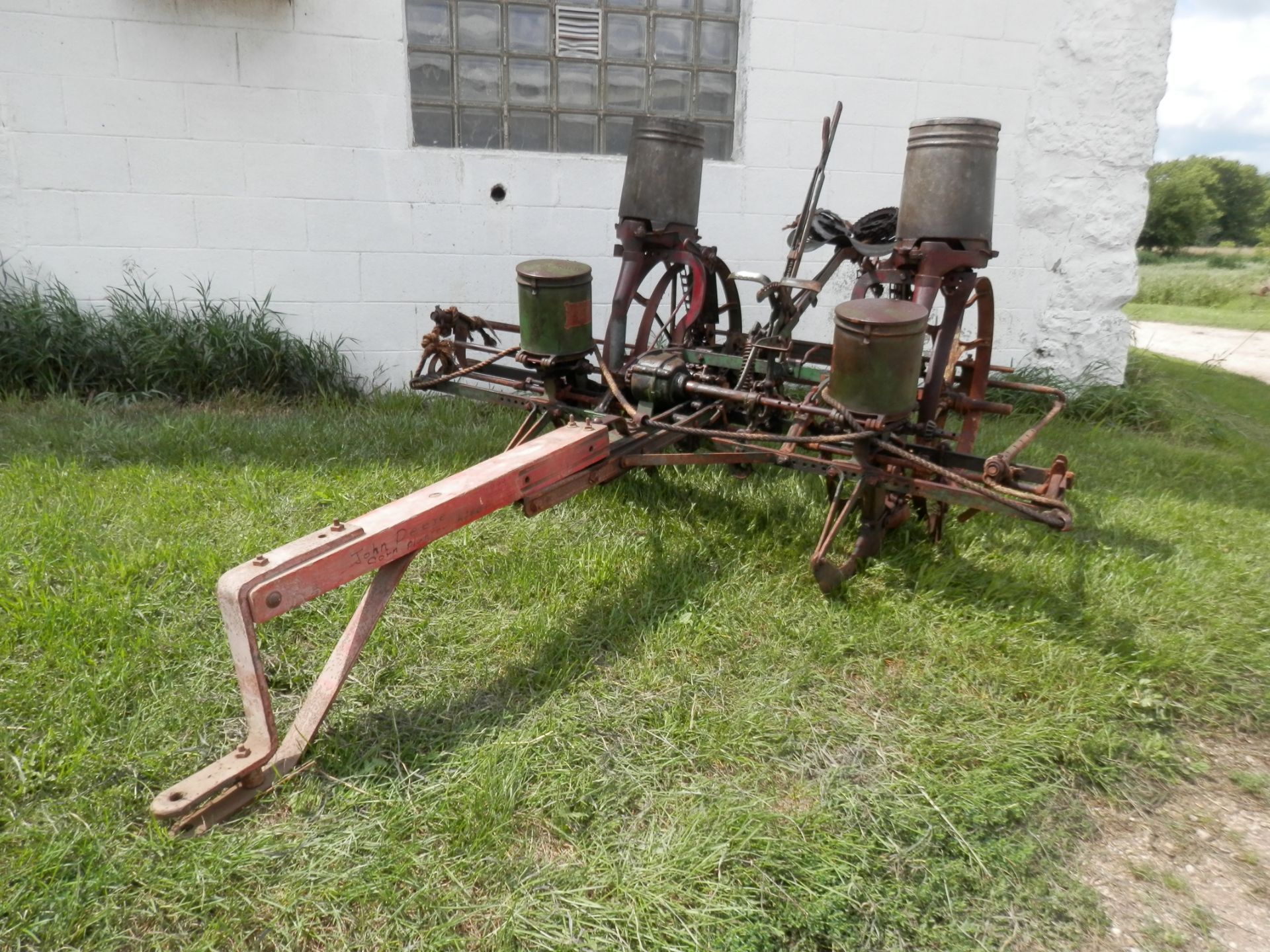 JOHN DEERE 999 2R ANTIQUE HORSE DRAWN PLANTER - Image 2 of 8