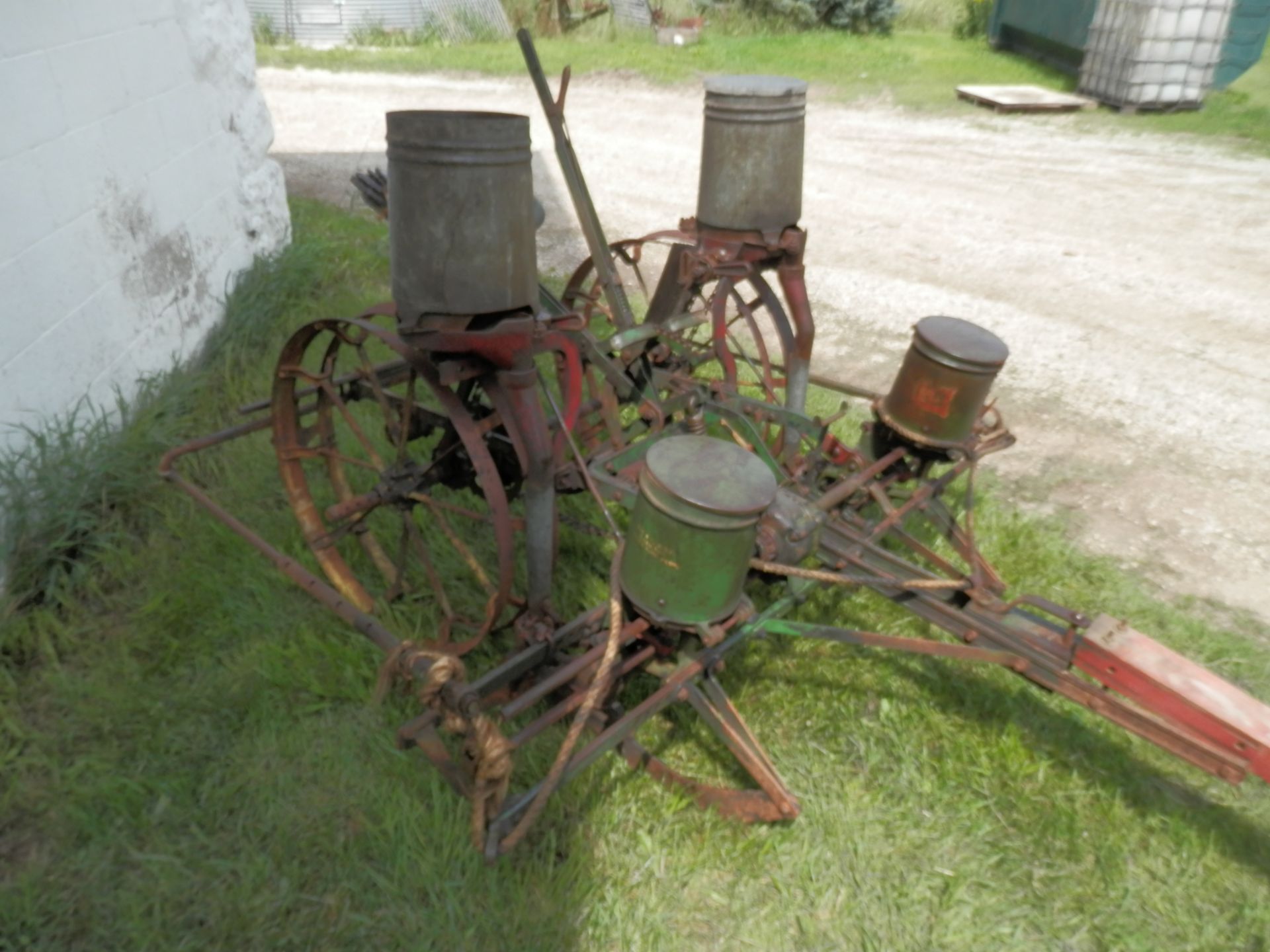 JOHN DEERE 999 2R ANTIQUE HORSE DRAWN PLANTER - Image 5 of 8