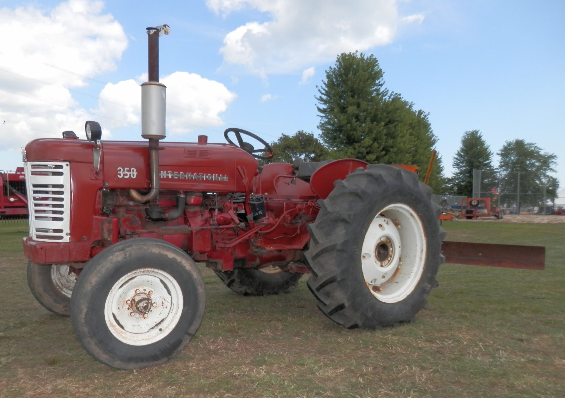 INTERNATIONAL 350 GAS UTILITY TRACTOR - Image 4 of 7