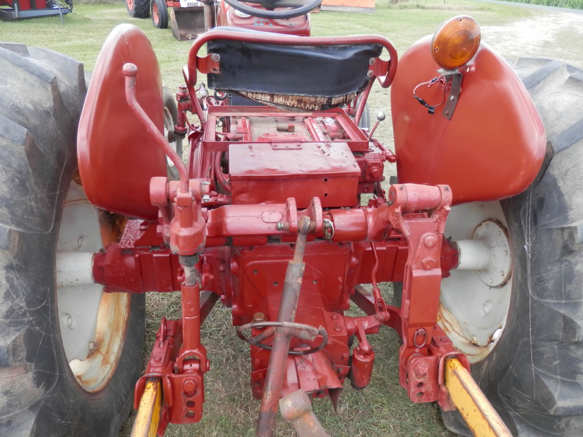 INTERNATIONAL 350 GAS UTILITY TRACTOR - Image 5 of 7