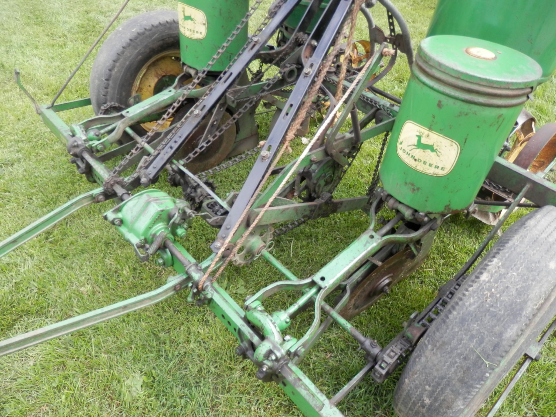 JOHN DEERE 290 2R CORN PLANTER - Image 3 of 8