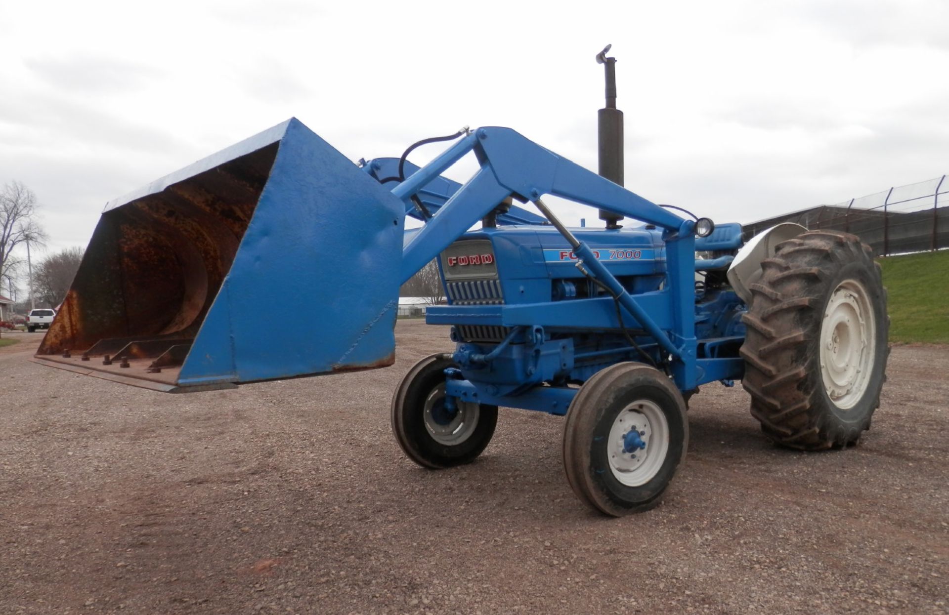 FORD 7000 DSL UTLITY TRACTOR w/FORD ALL HYD. LOADER - Image 6 of 18