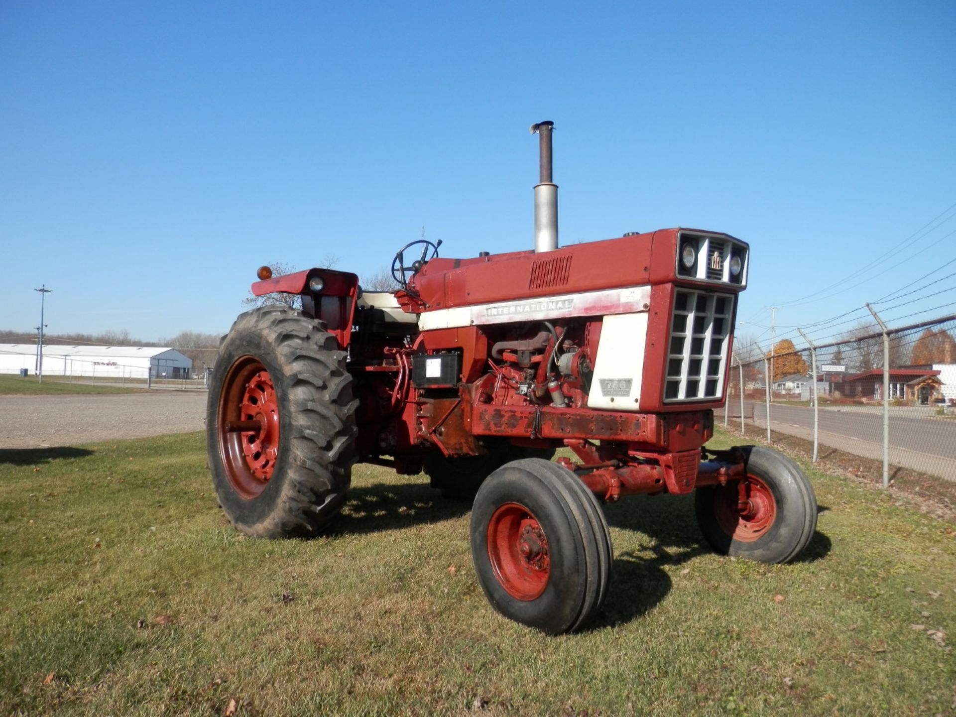 INTERNATIONAL 766 OPEN PLATFORM TRACTOR