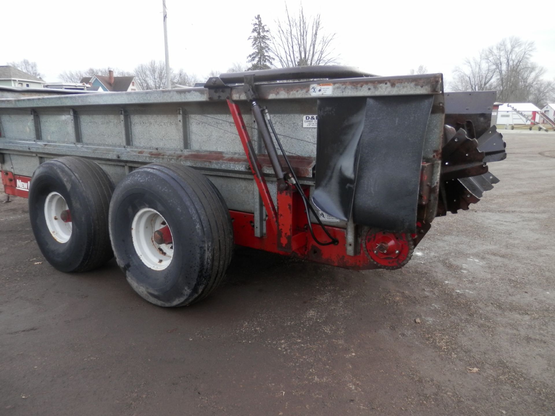 AVCO NEW IDEA 3743 TANDEM AXLE BOX SPREADER - Image 7 of 12