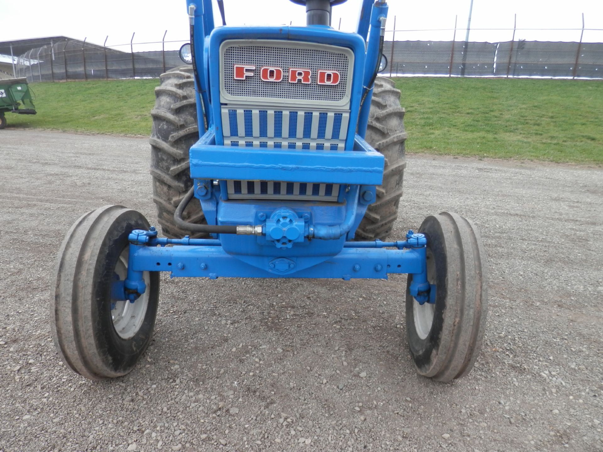 FORD 7000 DSL UTLITY TRACTOR w/FORD ALL HYD. LOADER - Image 3 of 18