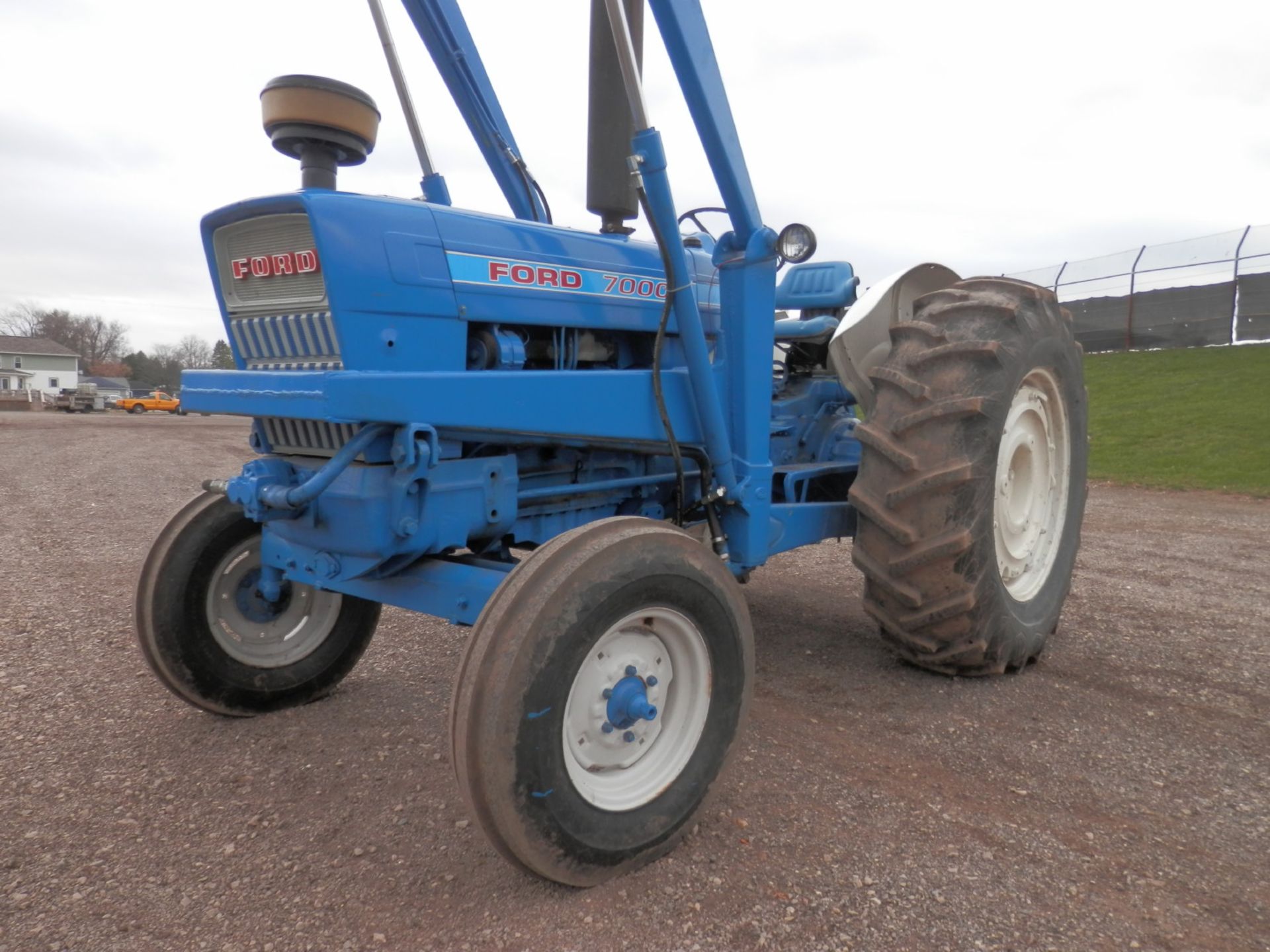 FORD 7000 DSL UTLITY TRACTOR w/FORD ALL HYD. LOADER - Image 2 of 18